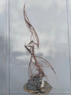 Un ser aferrado a una roca, escultura figurativa simbolista, metal