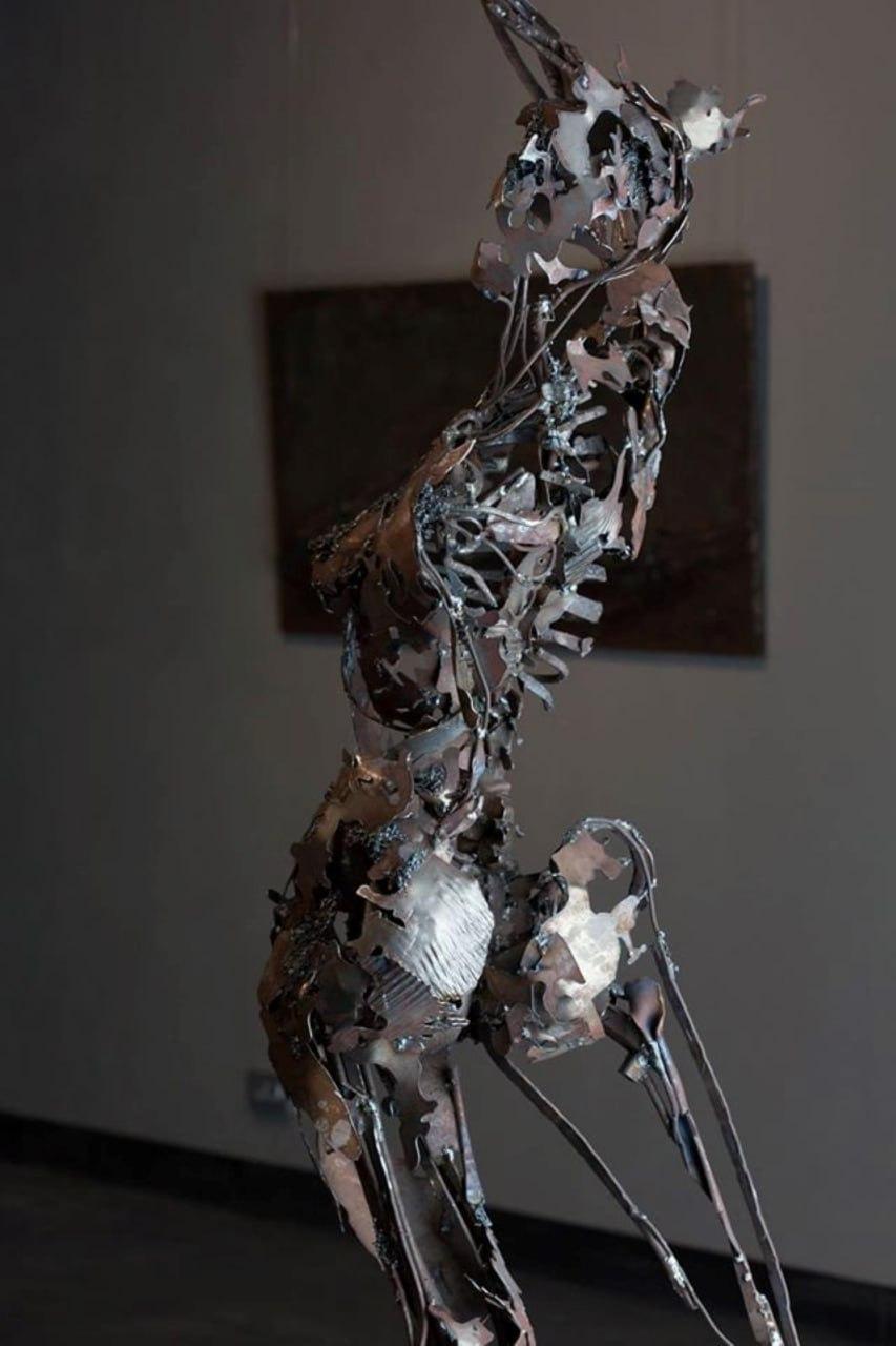 Indipendente dagli altri. L'amore per il prossimo inizia con l'amore per se stessi, per la propria natura, per la propria anima. Tutto è dentro, il mondo intero. Posizione del corpo, mano alzata, corpo trasparente...
