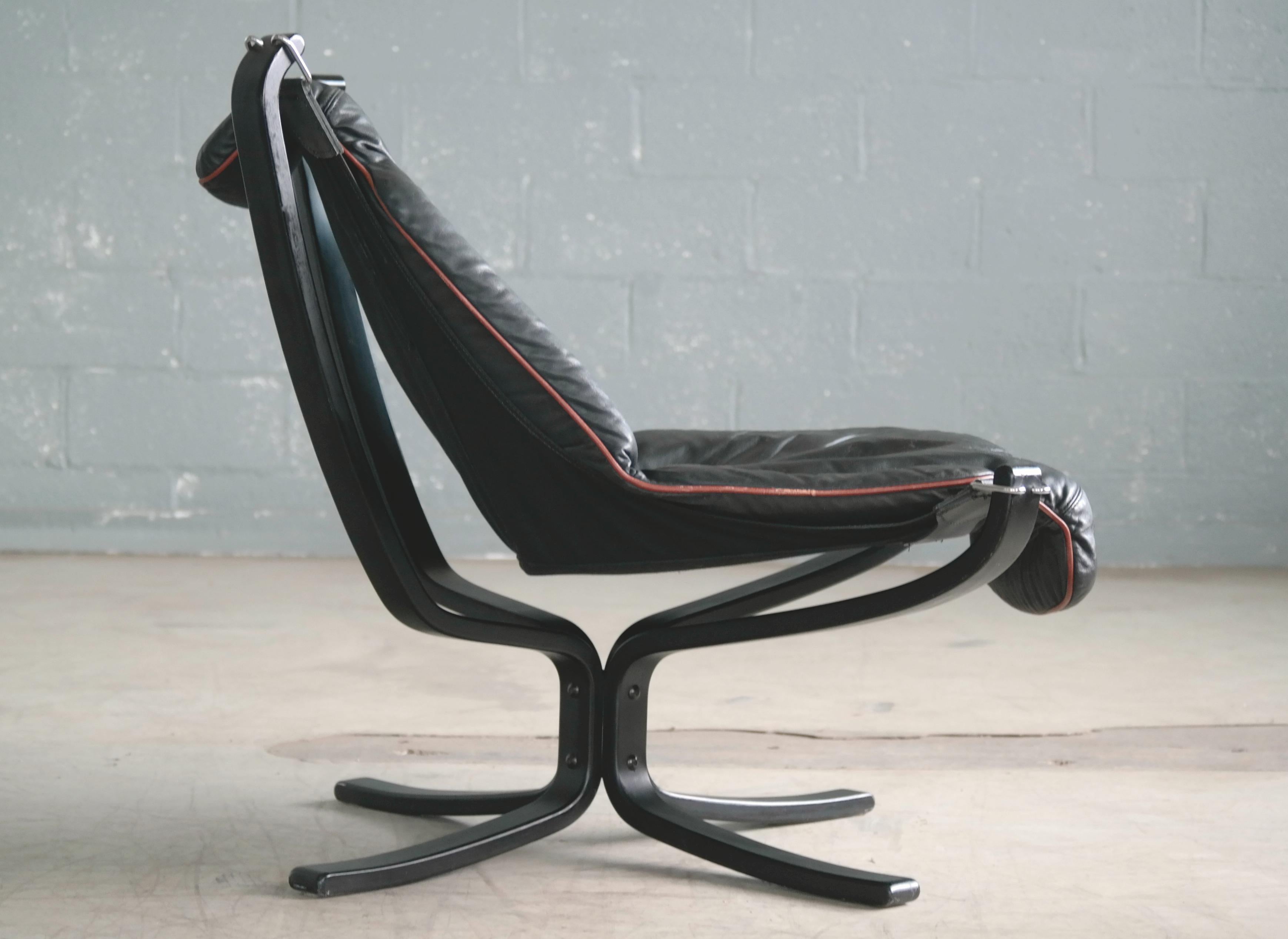 Vatne Falcon Lounge Chair with Ottoman in Black Leather and Red Piping 7