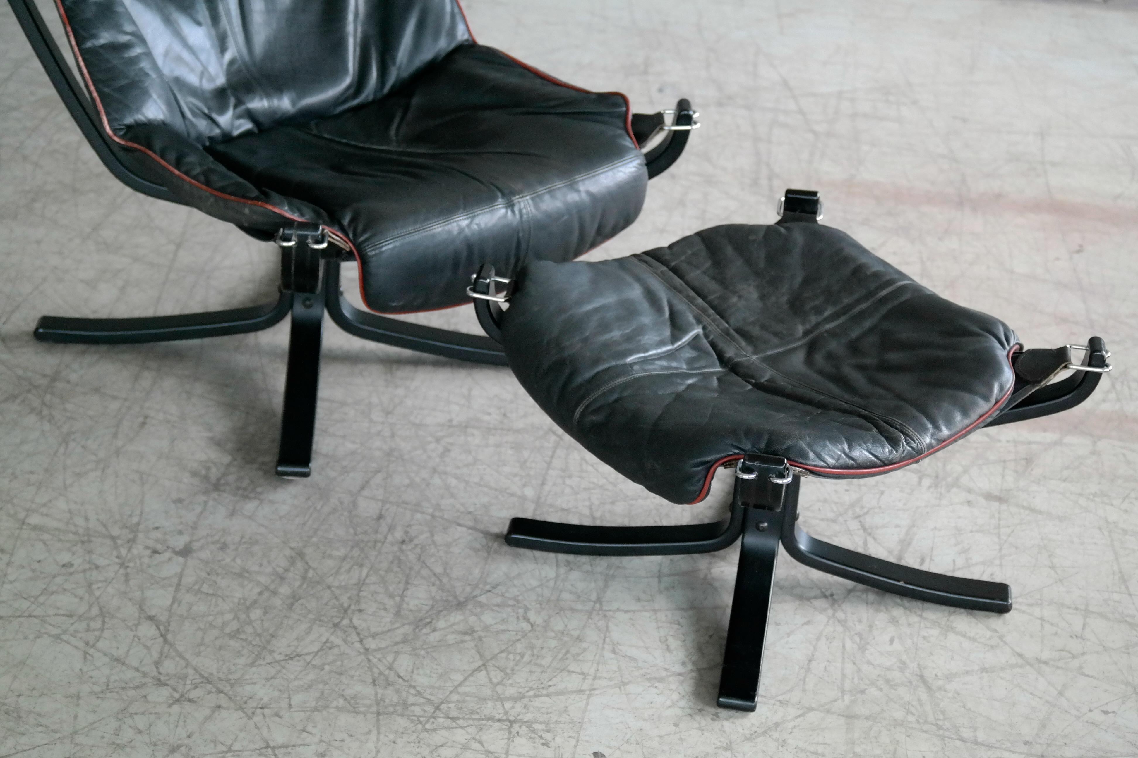 Mid-Century Modern Vatne Falcon Lounge Chair with Ottoman in Black Leather and Red Piping