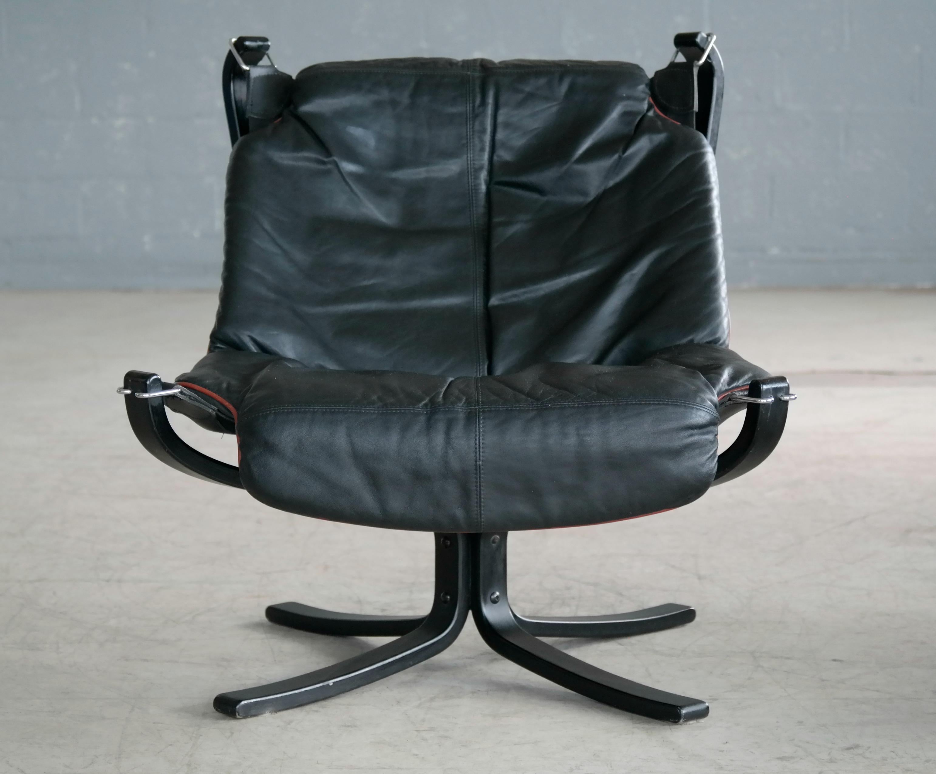 Vatne Falcon Lounge Chair with Ottoman in Black Leather and Red Piping 1