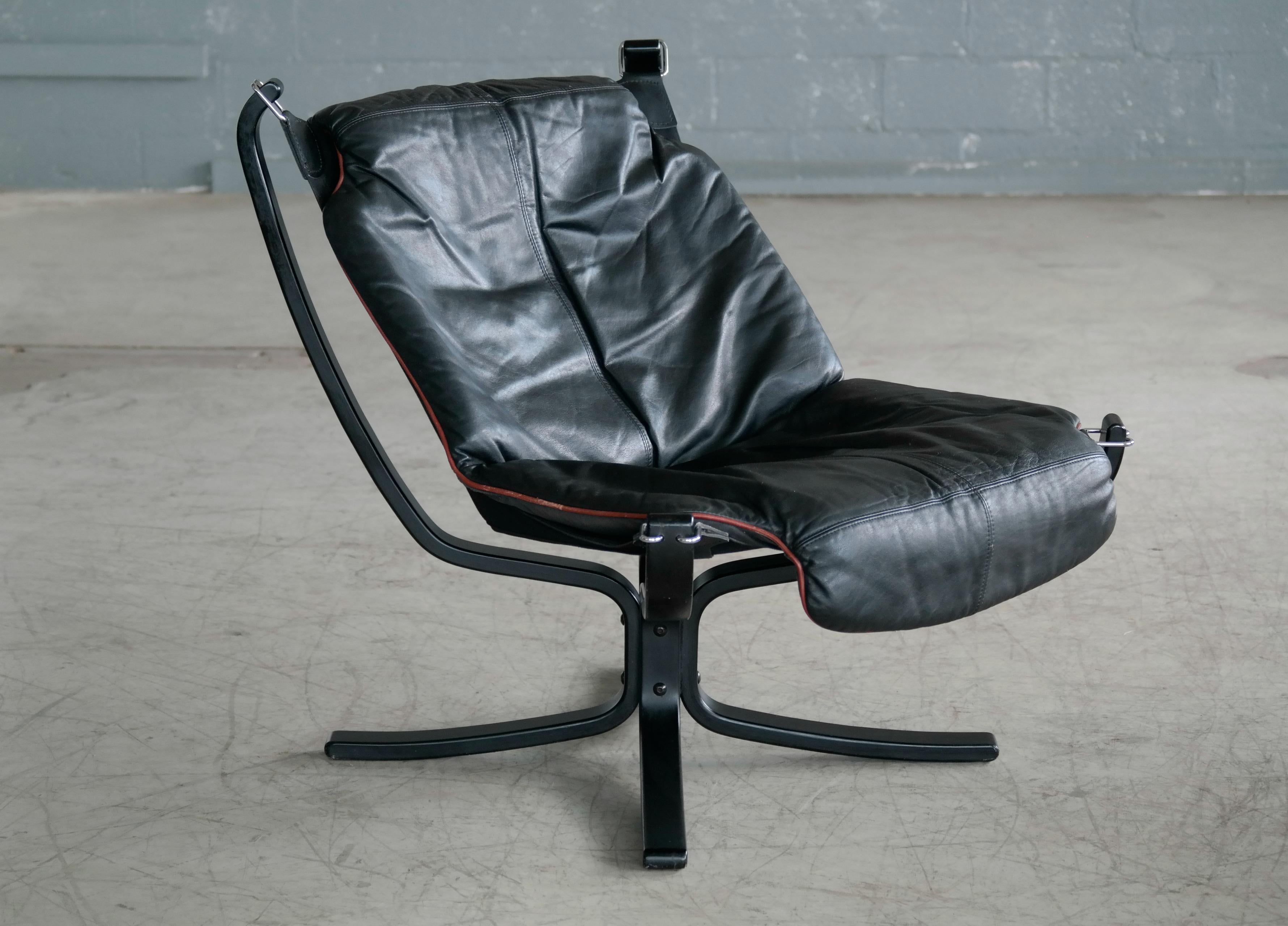 Vatne Falcon Lounge Chair with Ottoman in Black Leather and Red Piping 2