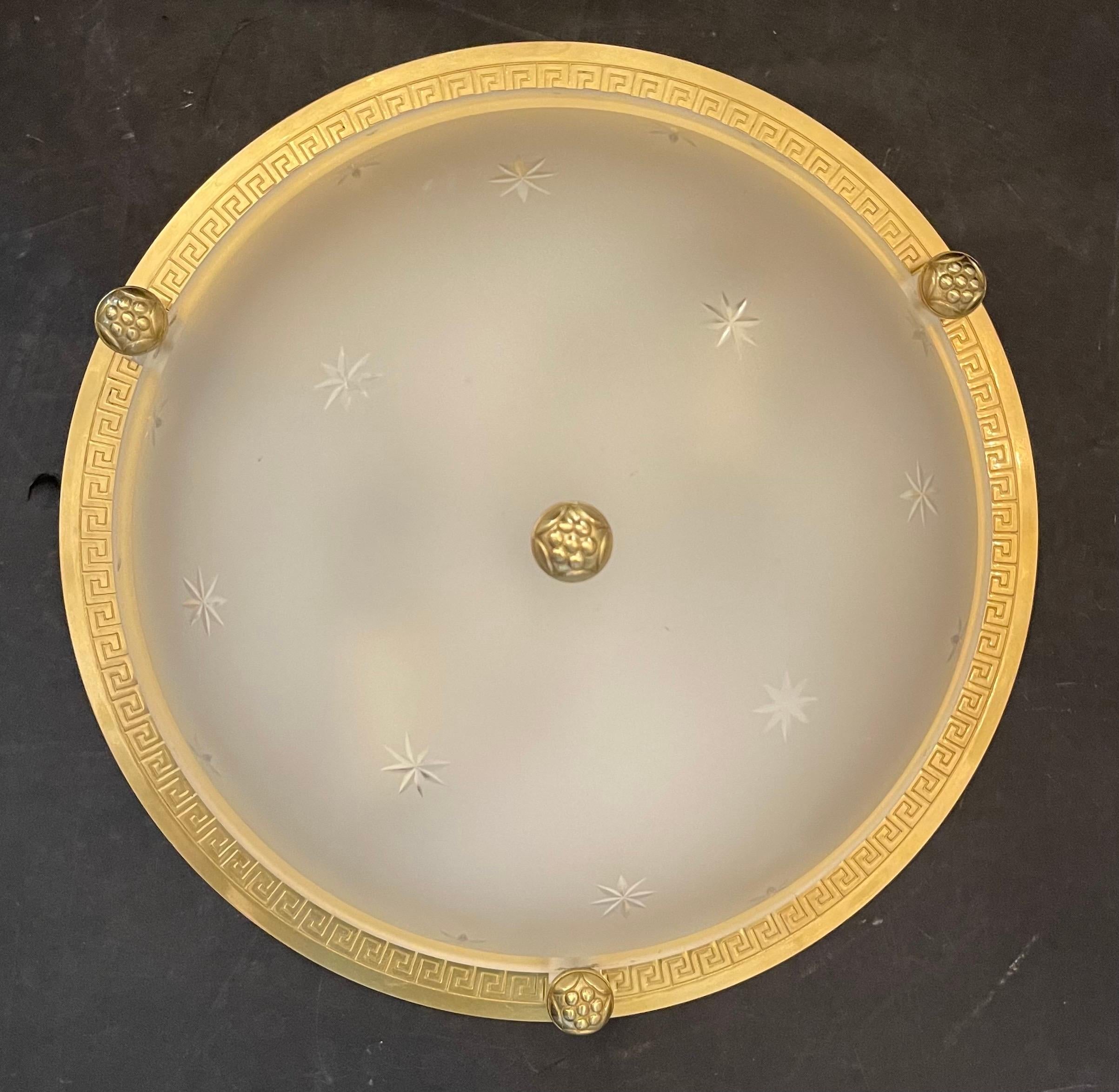 Eine wunderbare Reihe von 7 Vaughan Regency griechischen Schlüssel Messing Felge mit Stern-Muster-Glas / Kristall mattiert Schatten Flush Mount Deckenleuchte mit 2 Kandelaber Steckdosen

*Jede Leuchte wird separat verkauft, derzeit sind 7 Stück