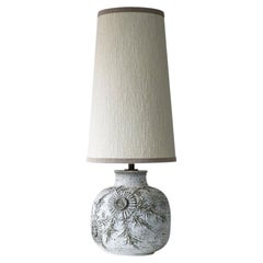 Lampada bianca Vaullaris con rilievi floreali, paralume su misura di R. Houben