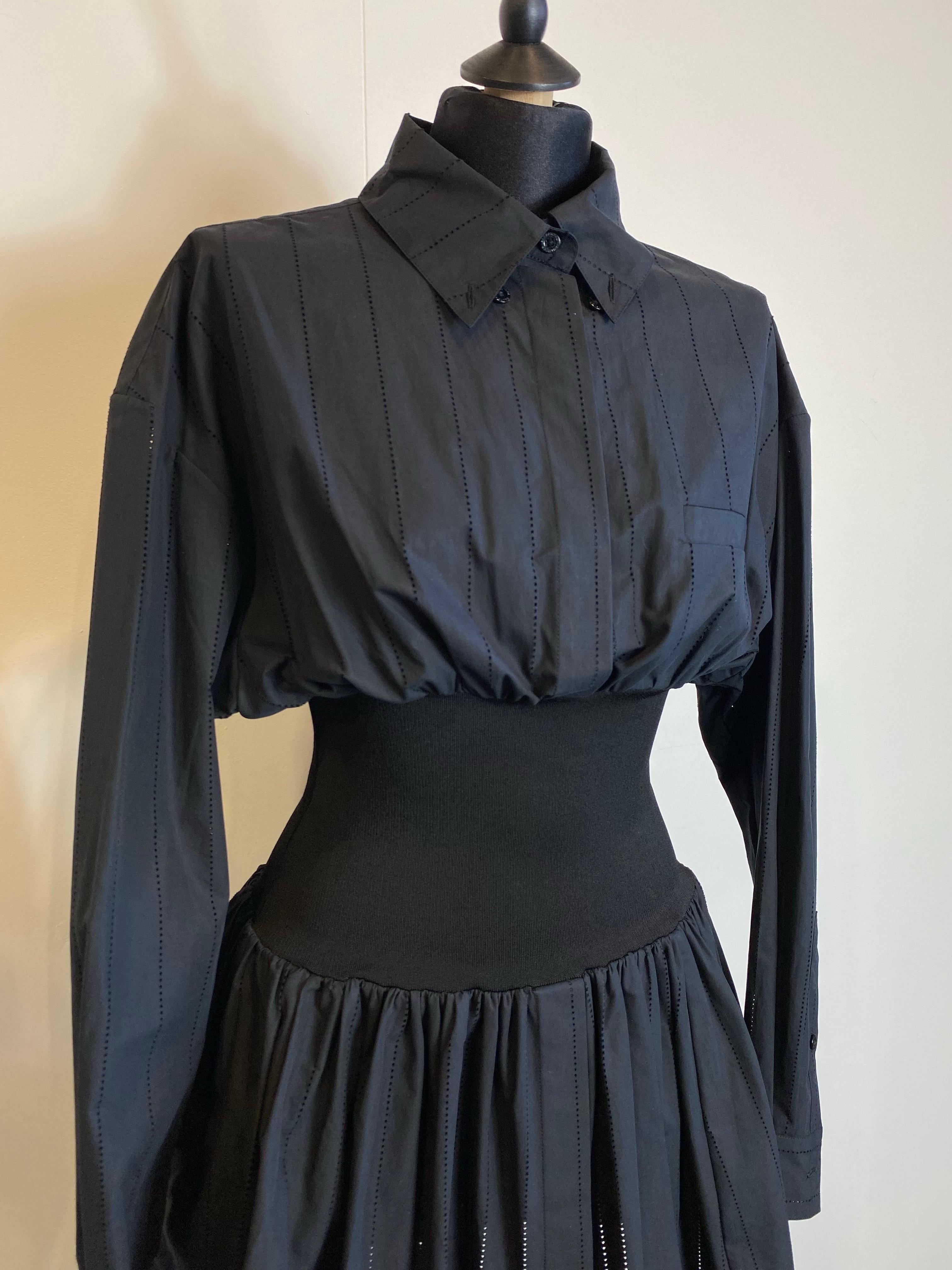 Hemdblusenkleid von Vauthier aus Baumwolle und Polyamid mit elastischem Bund.
Sehr dunkelblau mit schwarzem Gummibund.
Größe 38.
Schultern 44 cm
Ärmel 60 cm
Brustumfang 44 cm
Gummizug in der Taille
Länge 87 cm
In ausgezeichnetem Zustand.