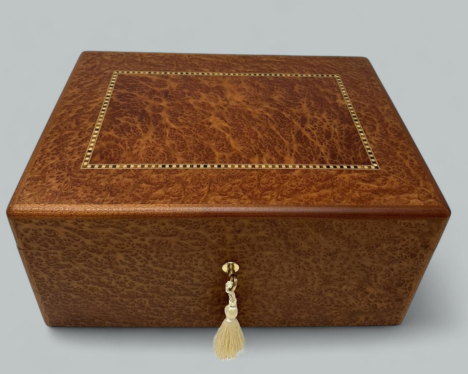 Este cofre de madera para joyas Vavona fue fabricado por la famosa empresa Manning of Ireland y es realmente una joya de genialidad artesanal. Esta caja está construida con las maderas más nobles disponibles, y es evidente el conocimiento y la