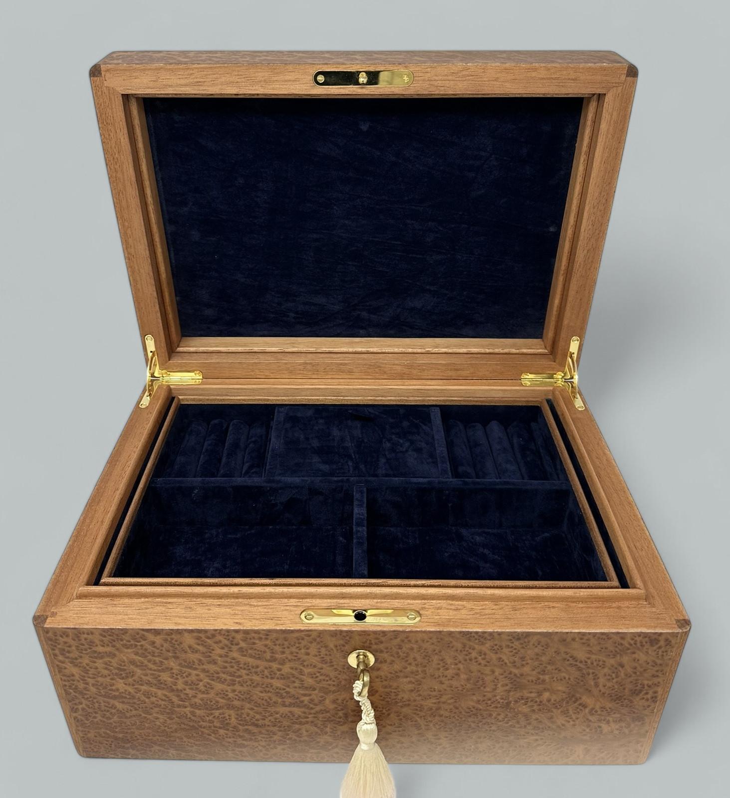 Vavona Cofre para joyas de dama irlandesa de madera de nogal burl by Manning Ireland Nuevo Moderno en venta