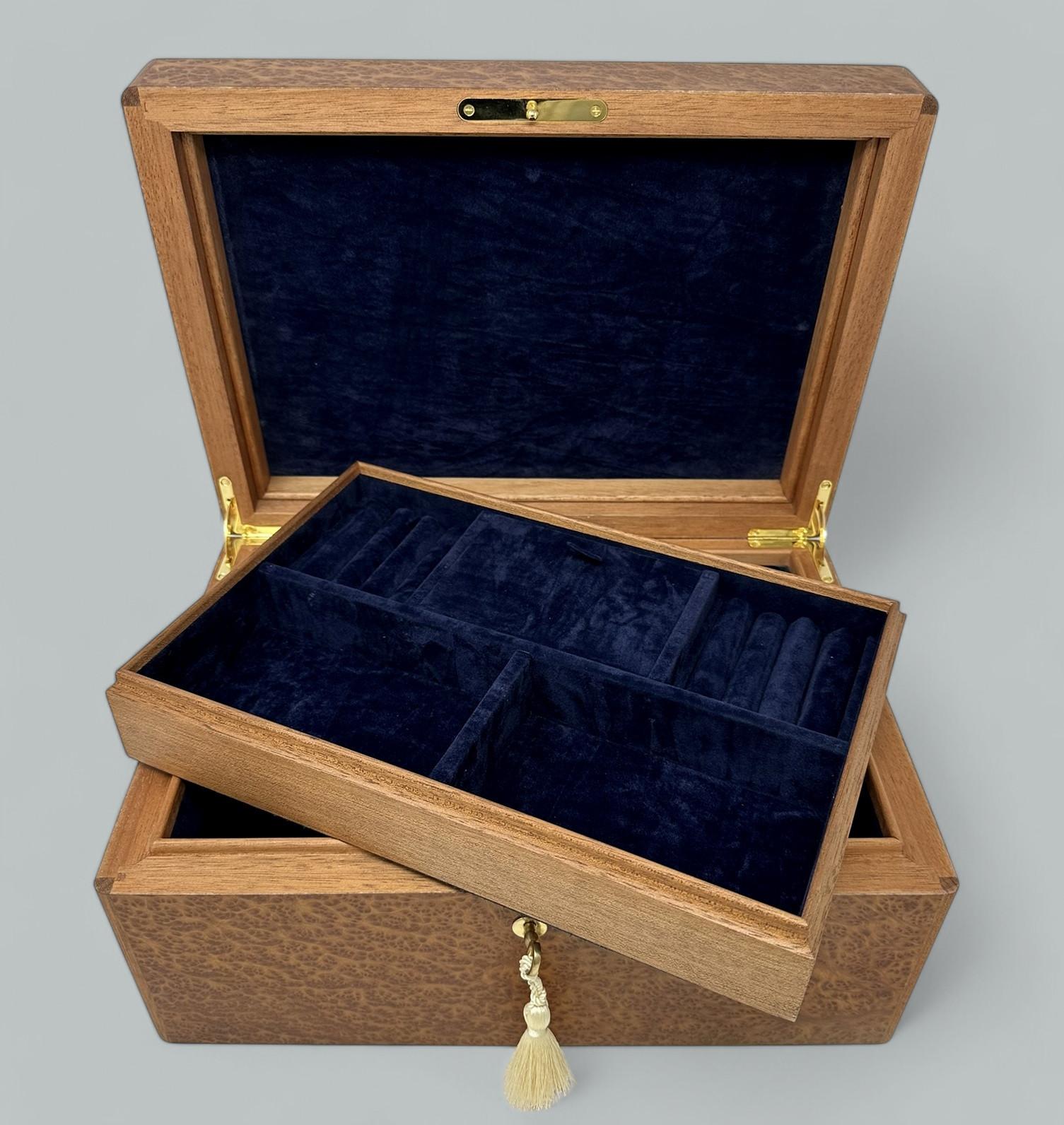Vavona Cofre para joyas de dama irlandesa de madera de nogal burl by Manning Ireland Nuevo Irlandés en venta