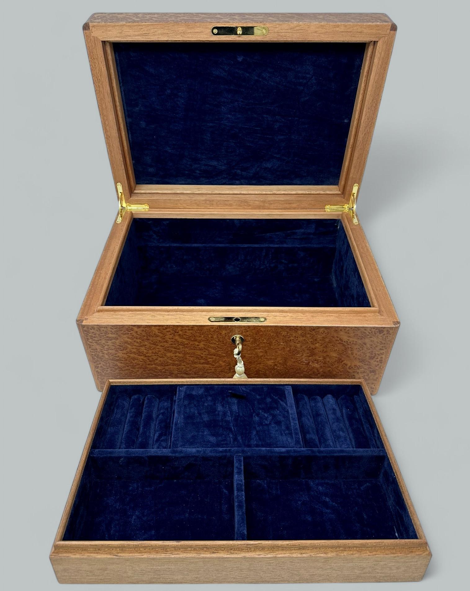 Vavona Cofre para joyas de dama irlandesa de madera de nogal burl by Manning Ireland Nuevo Siglo XXI y contemporáneo en venta