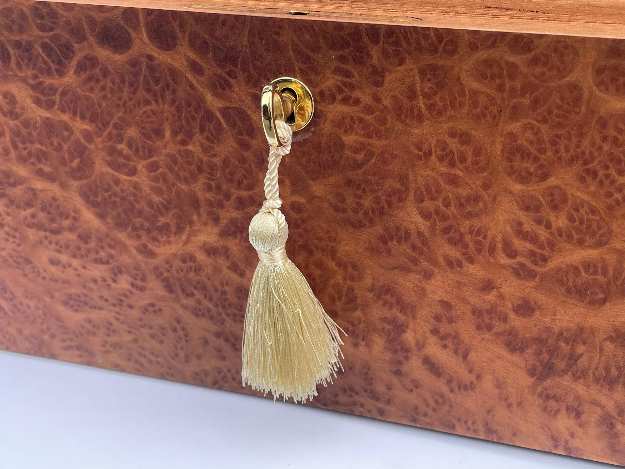 Vavona Cofre para joyas de dama irlandesa de madera de nogal burl by Manning Ireland Nuevo en venta 1