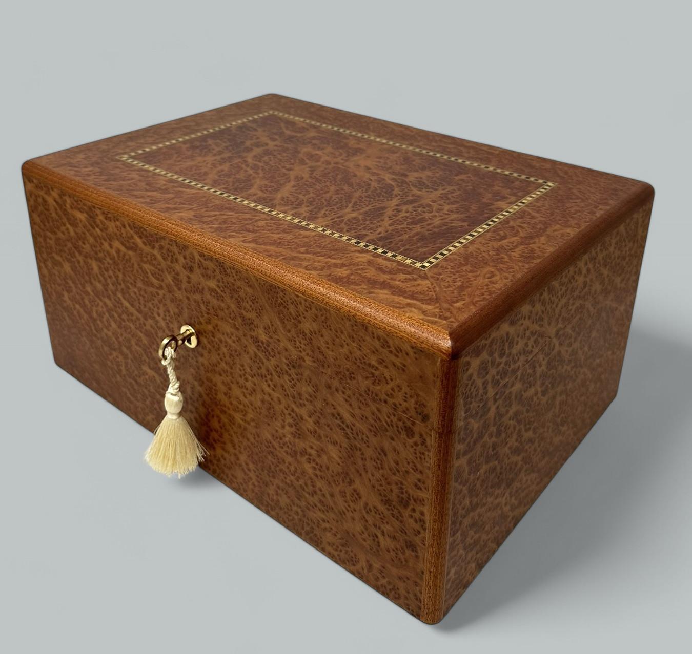 Vavona Cofre para joyas de dama irlandesa de madera de nogal burl by Manning Ireland Nuevo en venta 2