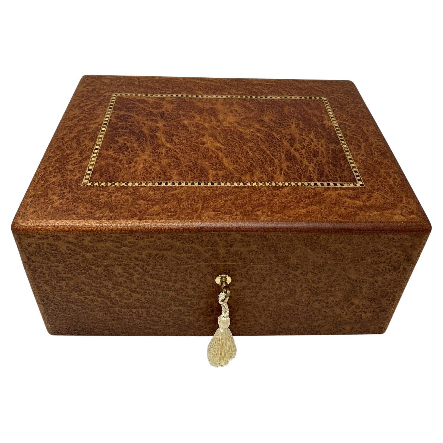 Vavona Cofre para joyas de dama irlandesa de madera de nogal burl by Manning Ireland Nuevo en venta