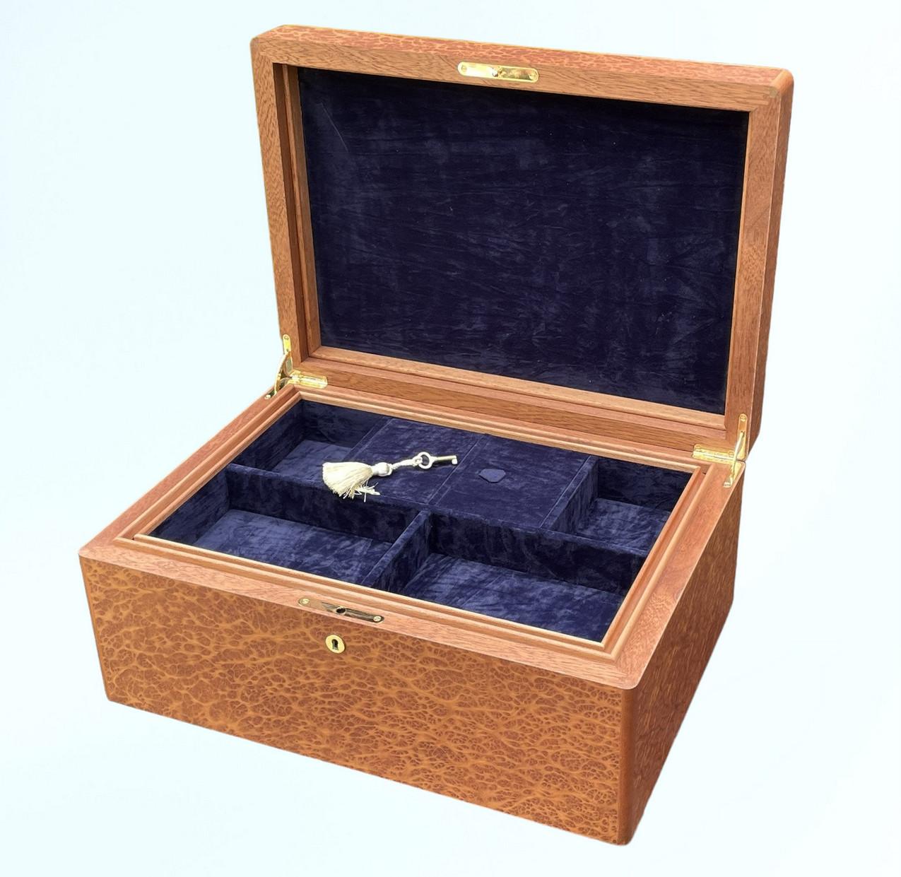 Diese hölzerne Schmuckschatulle von Vavona wurde von der Famed Manning of Ireland Company hergestellt und ist wahrlich ein handwerklich geniales Juwel. Diese Kiste ist aus den feinsten Hölzern gefertigt, die es gibt, und das Wissen und Können von 4