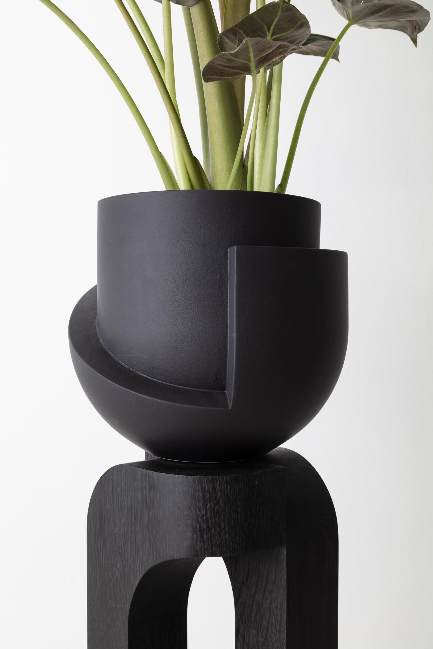 Vayu-Pflanzgefäß aus Keramik mit skulpturalem Holzsockel (Moderne) im Angebot