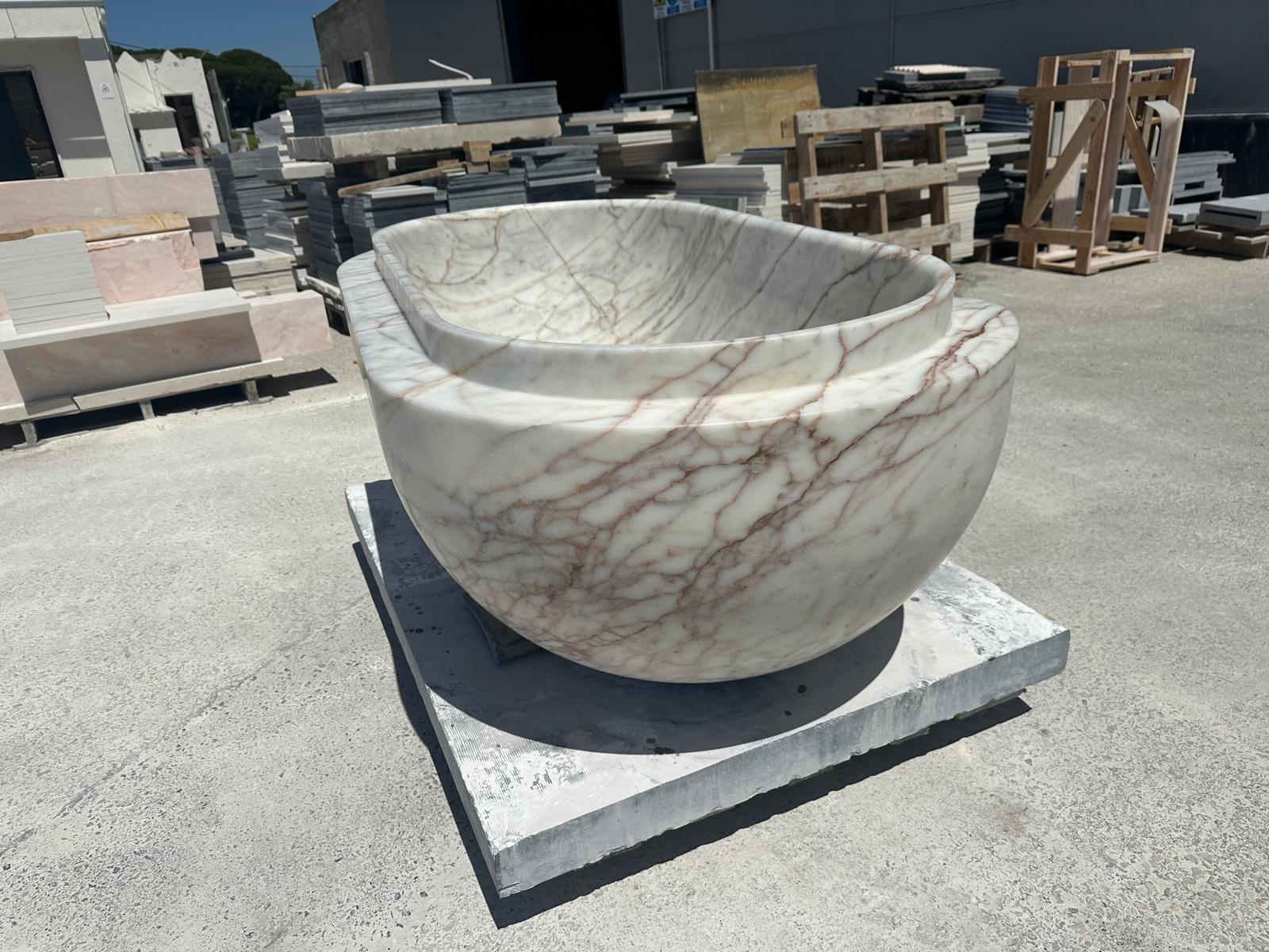 Baignoire sculpturale en pierre massive Vayu personnalisable en vente 1