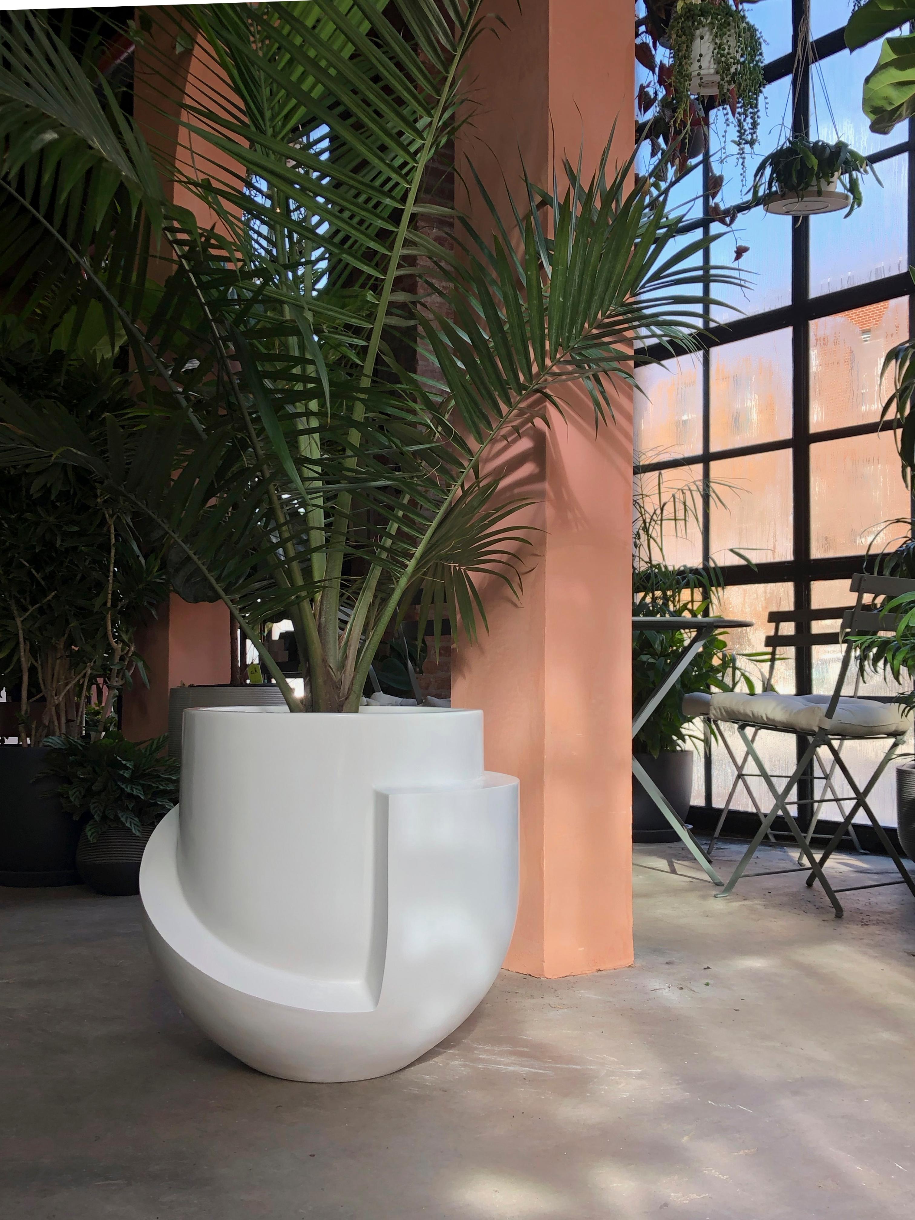 Moderne Jardinière en marbre cintré Vayu XL de 22 pouces en vente