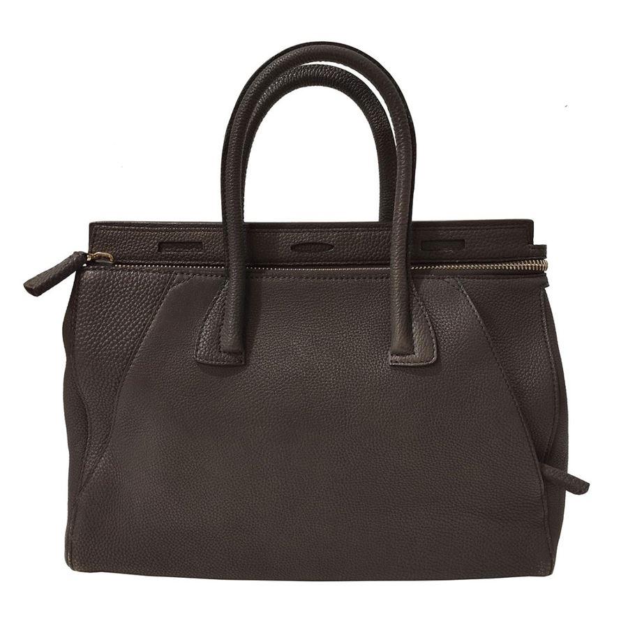 Leather bag
Limited edition 13/300
Leather
Mud color
Two handles
Zip closure
Suede internal
Internal zip pocket
Cm 40 x 31 x 15 (15,7 x 12,2 x 5,9 inches)