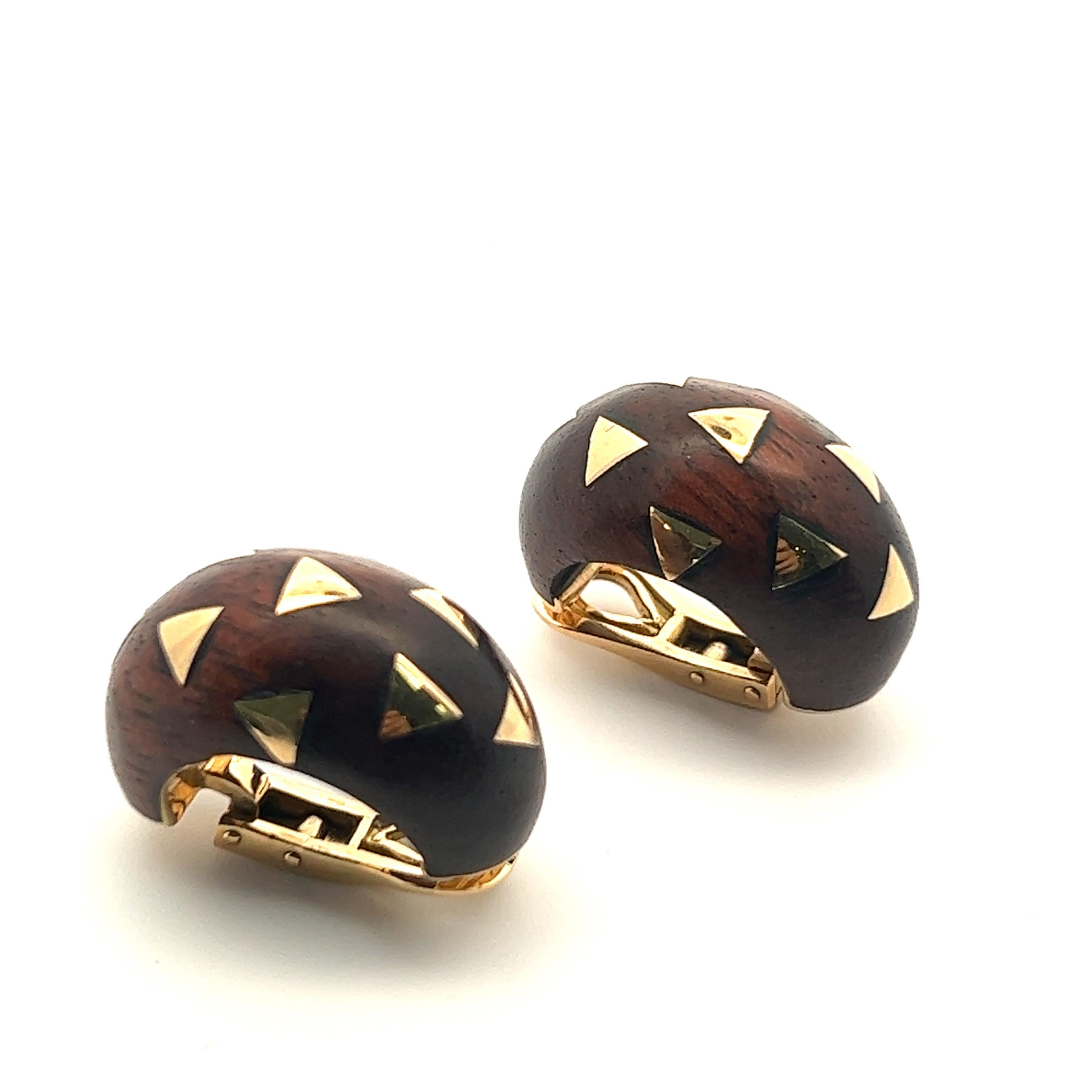 VCA, Boucles d'oreilles en or jaune 18 carats incrustées de Wood en vente 1