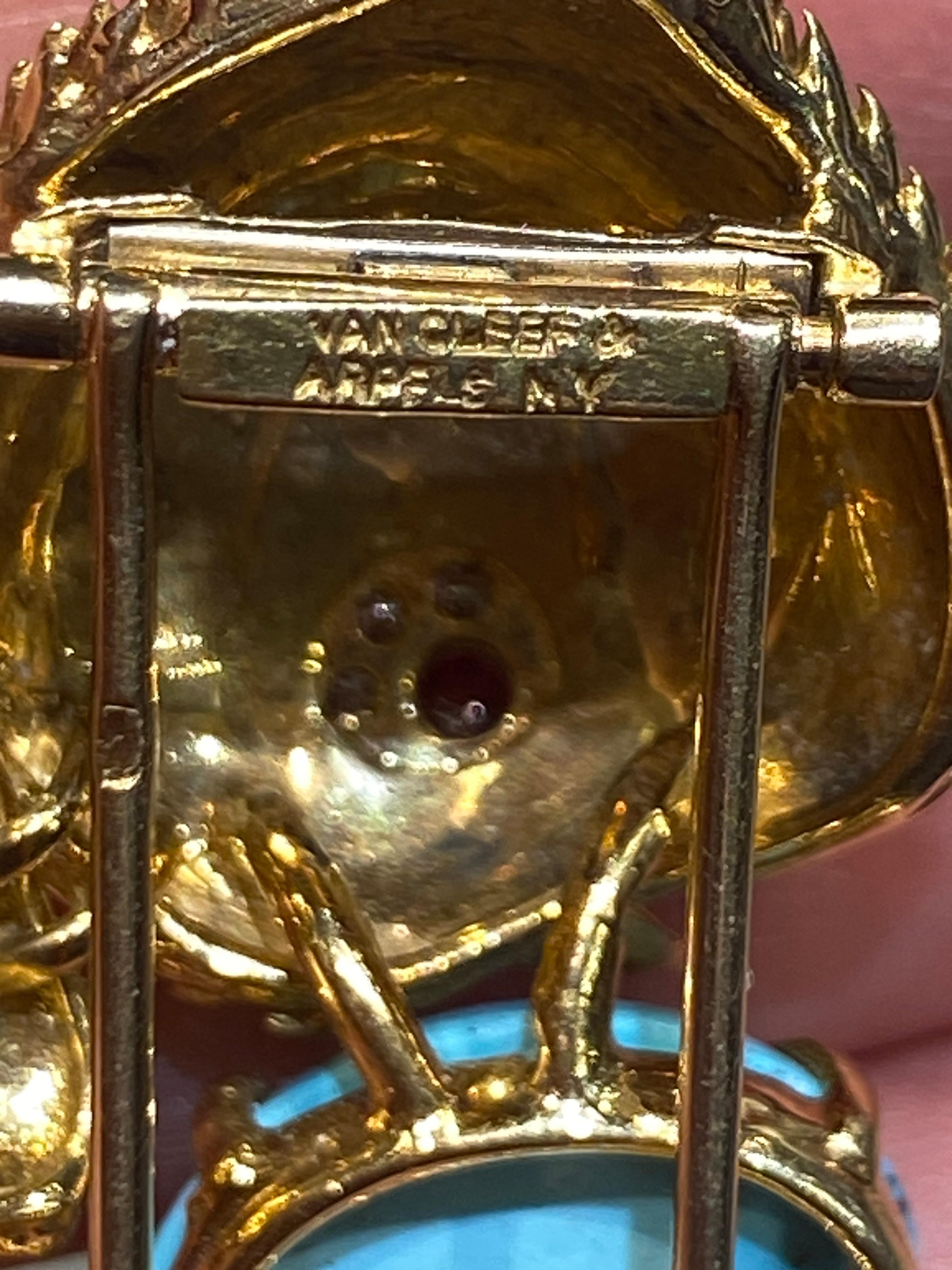 VCA 1960er Jahrechickbrosche aus 18 Karat Gold, Türkis, Rubin und Diamanten im Zustand „Gut“ im Angebot in London, GB