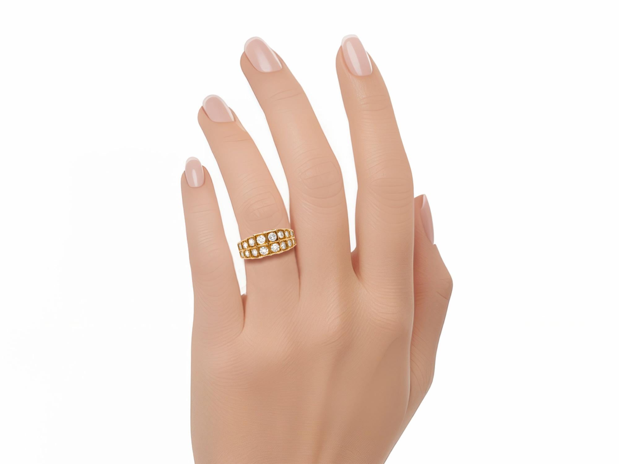 Un anillo de diamantes en hilera único y precioso, engastado en oro amarillo de 18 quilates, firmado y numerado, alrededor de 1980. El peso del diamante es de aproximadamente 1,25cts, G-H-I, VS.