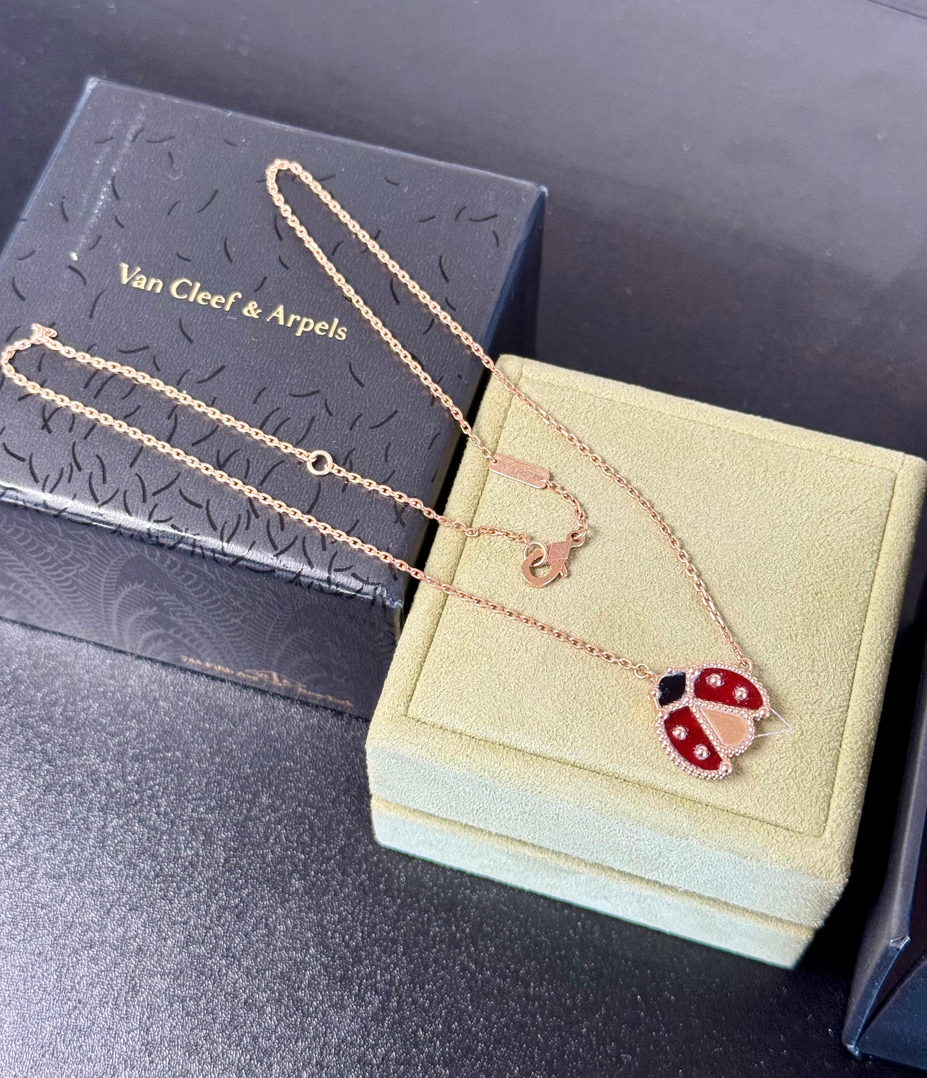 Taglio a rosa Ciondolo VCA Lucky Spring, coccinella ad ali aperte Oro rosa 18 carati, Corniola, Onice in vendita