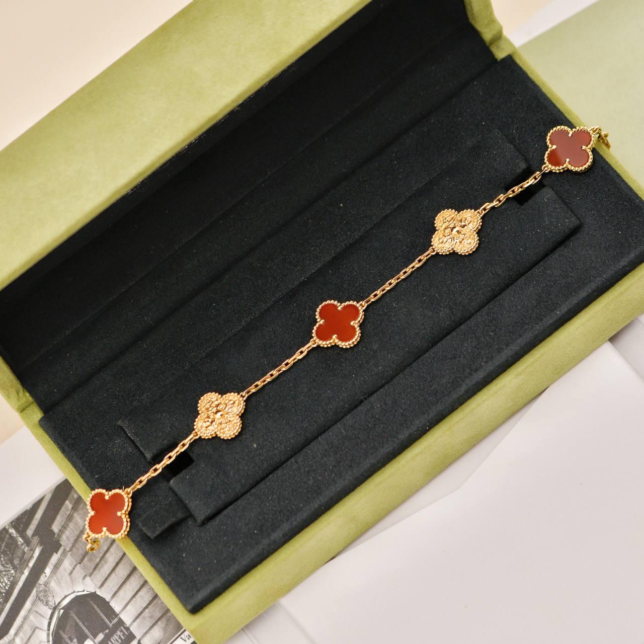 Non taillé VCA Selfridges Limited Edition Vintage Alhambra Carnelian Hammered Bracelet en vente