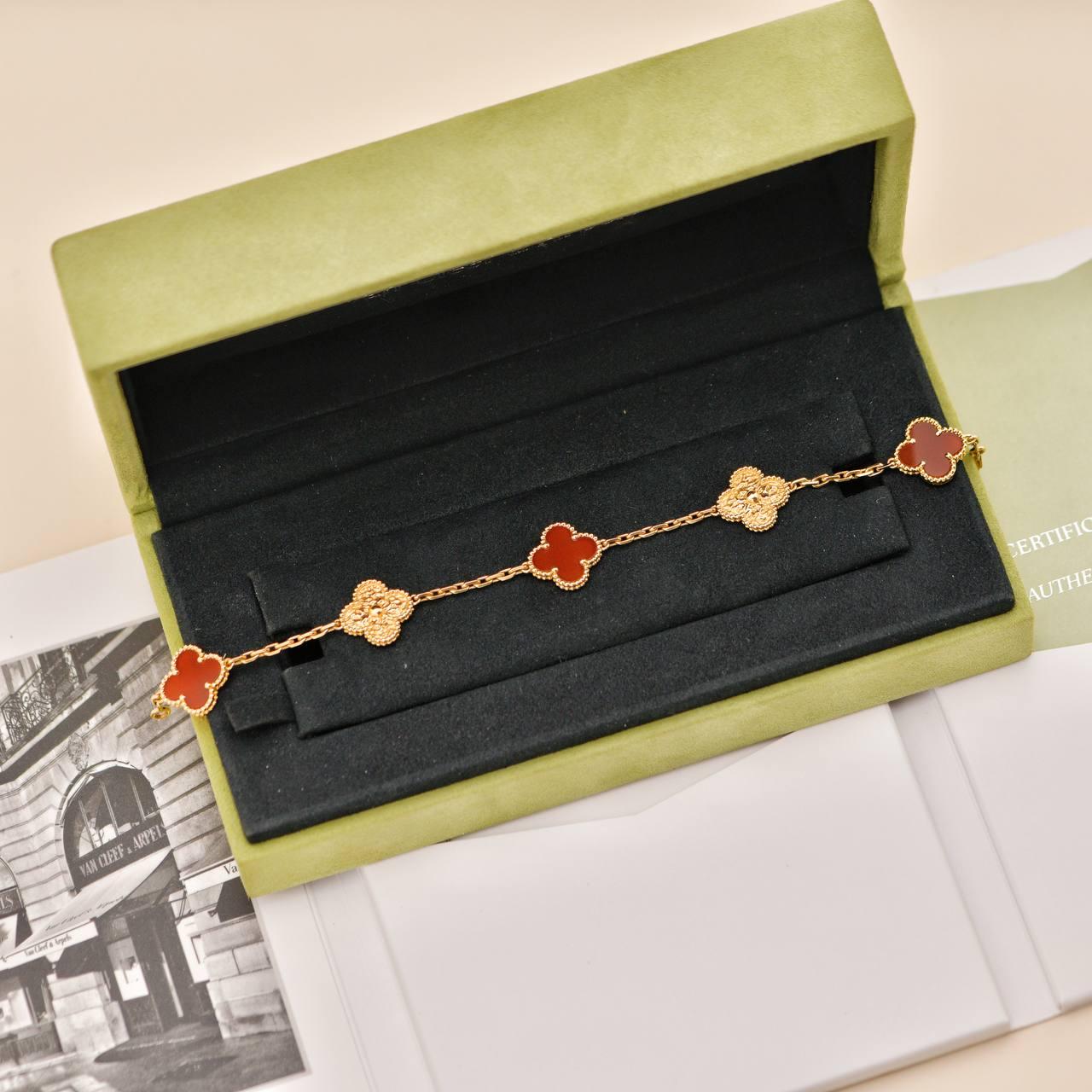 VCA Selfridges Limited Edition Vintage Alhambra Carnelian Hammered Bracelet Excellent état - En vente à Banbury, GB