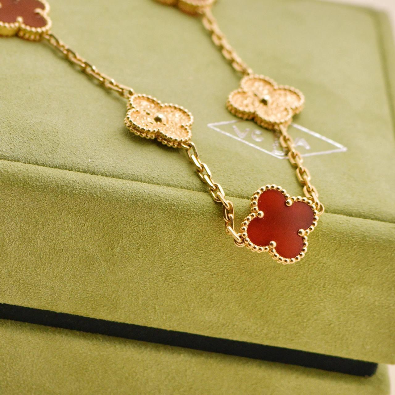 VCA Selfridges Limited Edition Vintage Alhambra Carnelian Hammered Bracelet Unisexe en vente