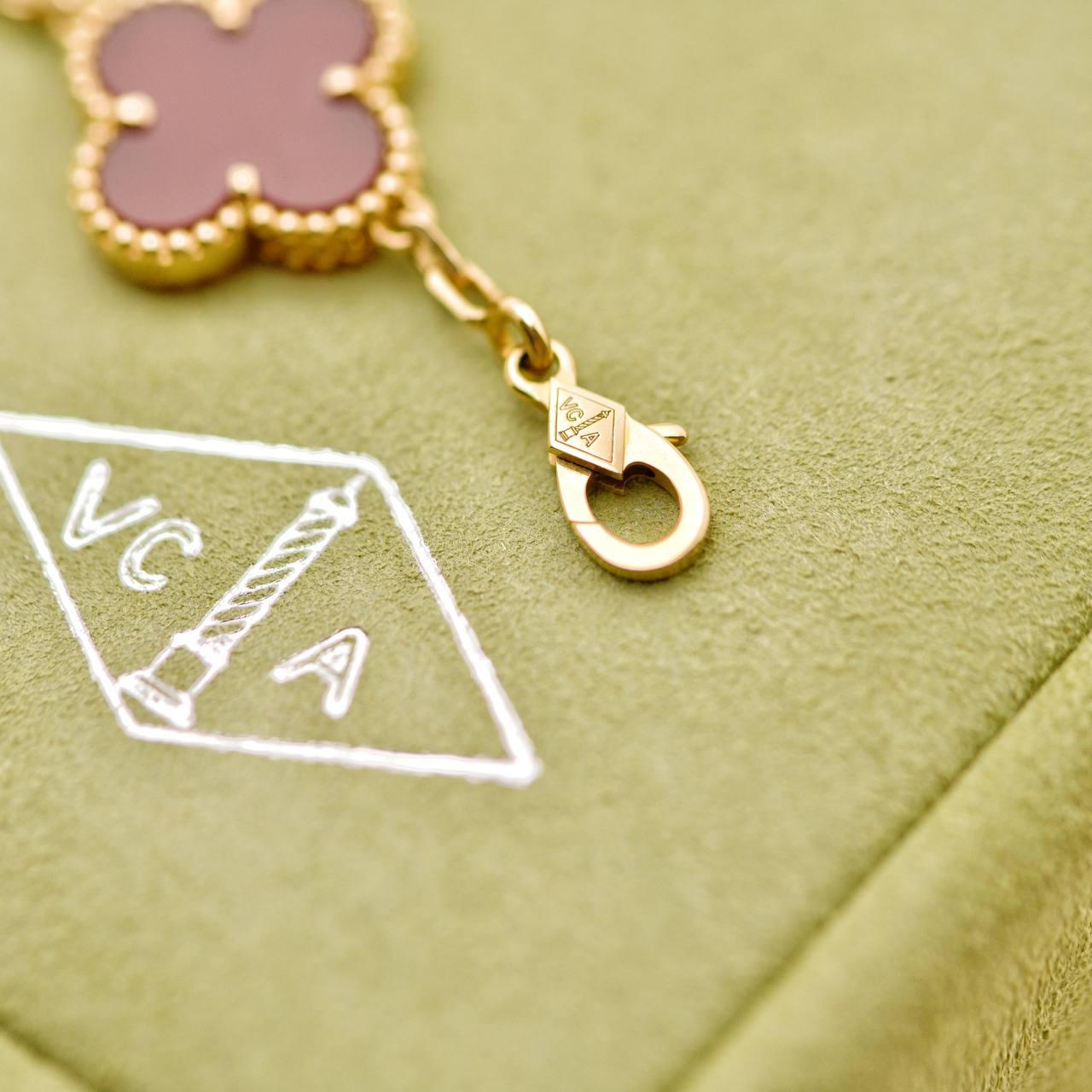 VCA Selfridges Limited Edition Vintage Alhambra Carnelian Hammered Bracelet en vente 1