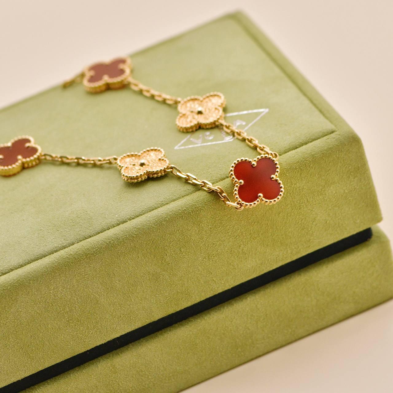 VCA Selfridges Limited Edition Vintage Alhambra Carnelian Hammered Bracelet en vente 2