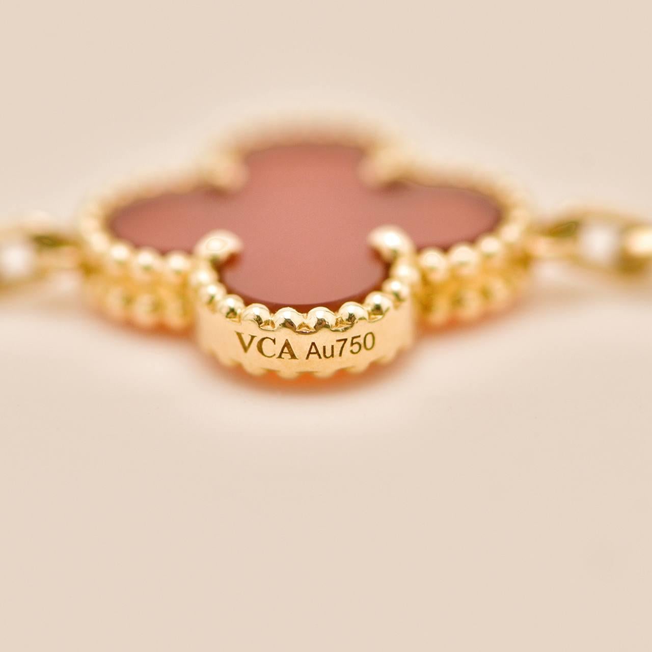 VCA Selfridges Limited Edition Vintage Alhambra Carnelian Hammered Bracelet en vente 3