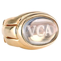 VCA Signatur Mondstein geschnitztes Logo 18K Goldring mit VCA-Logo