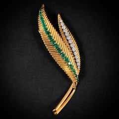 VCA Van Cleef & Arpels Diamond Emerald Leaf Brooch Pin Yellow Gold 1960s-1970s