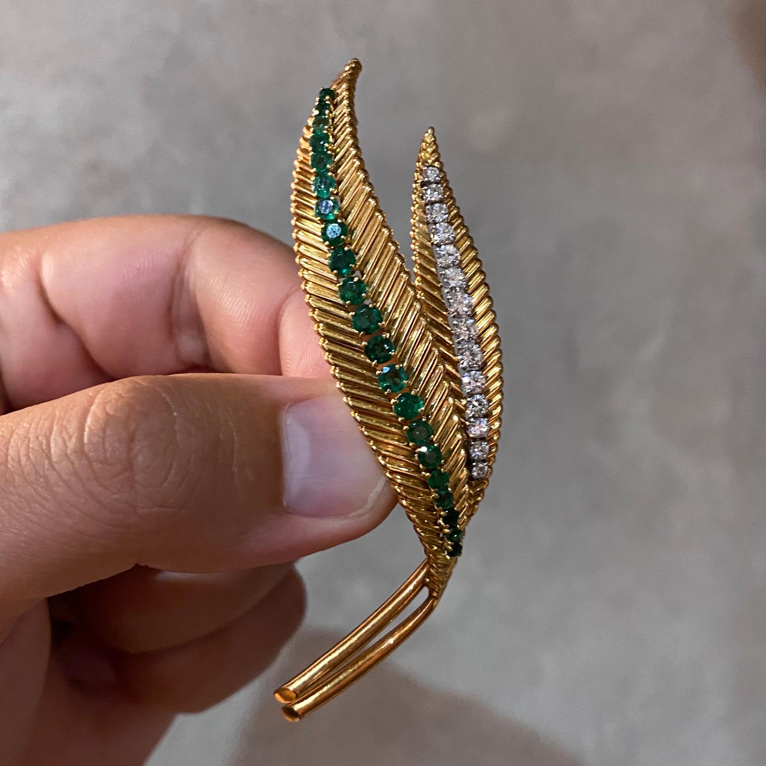 VCA Van Cleef & Arpels Diamond Emerald Leaf Brooch Pin Yellow Gold 1960s-1970s In Good Condition In Lisbon, PT