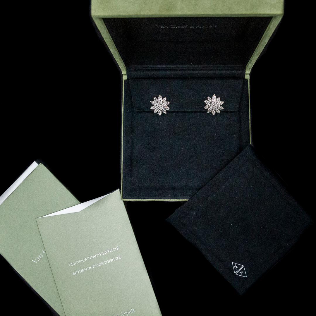 VCA Van Cleef & Arpels Lotus medium model clip-on diamond earrings in rhodium-plated 18kt white gold, ref. VCARO96C00, de 2018, France, set complet avec boîte et papiers d'origine (certificat d'authenticité VCA, vendu à New York).

Chacune de ces