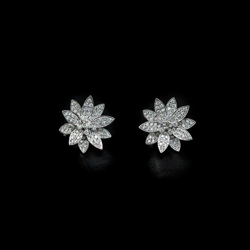 Taille ronde Boucles d'oreilles Lotus Diamond VCA Van Cleef & Arpels en or blanc New York Box Papers en vente