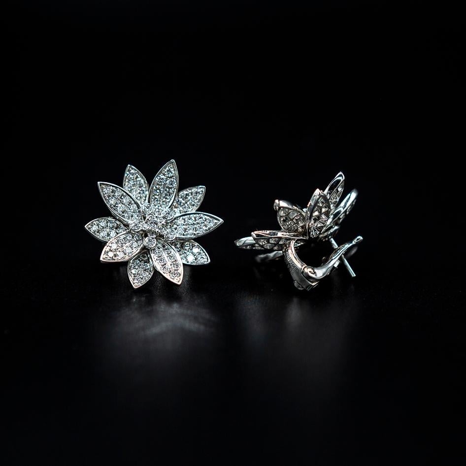 VCA Van Cleef & Arpels Lotus Diamond Earrings White Gold New York Box Papers In Good Condition For Sale In Lisbon, PT