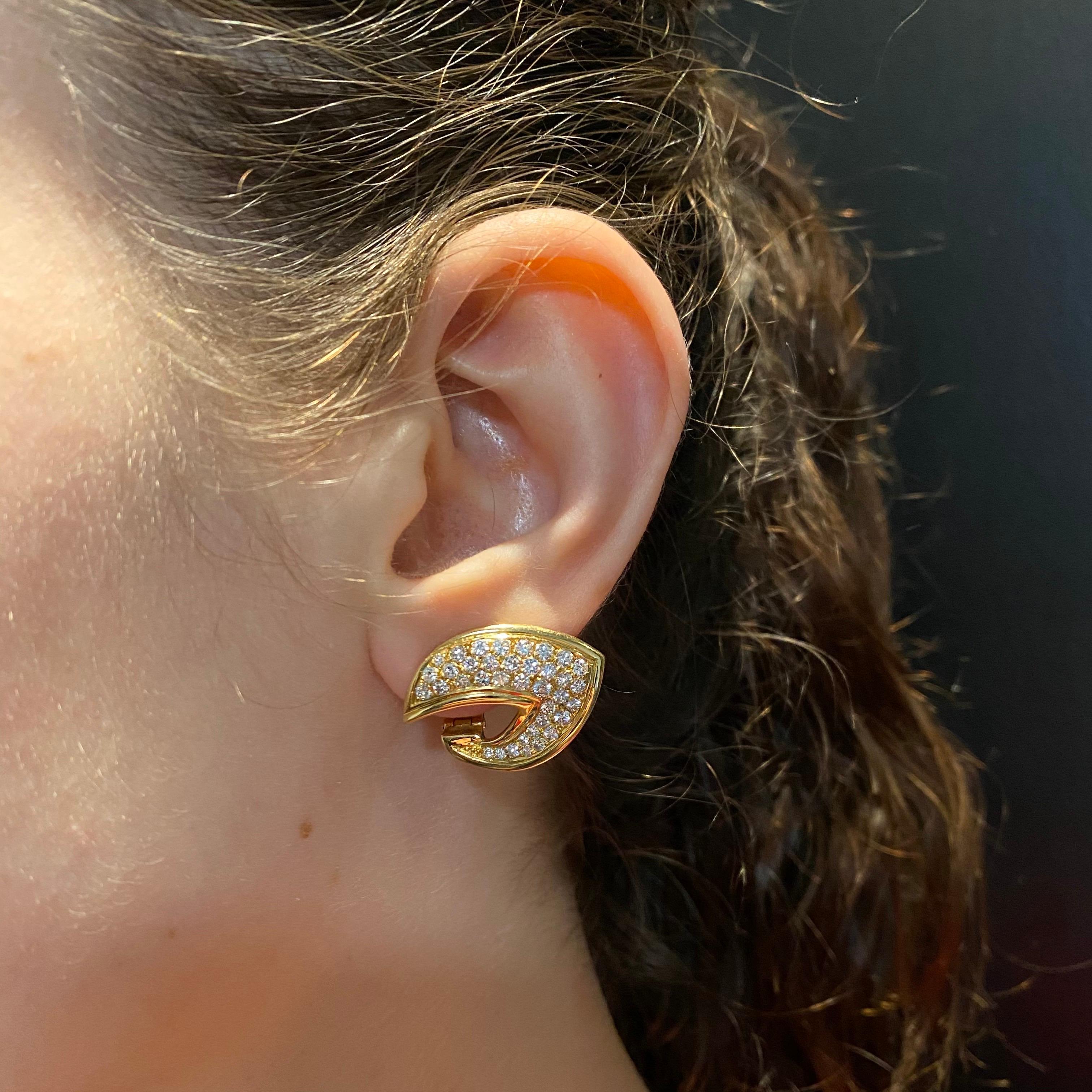 Round Cut VCA Van Cleef & Arpels Vintage Diamond Leaf Earrings Yellow Gold, French, 1970s For Sale