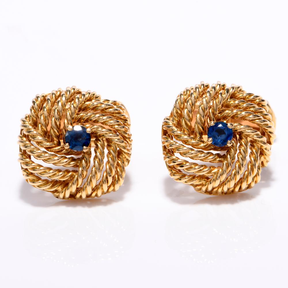 These handsome and classically distinct Van Cleef & Arpels men’s cuff-links are crafted in solid 18K twisted rope pattern yellow gold, weigh 17.5 grams and measure 17mm wide. These distinguished cufflinks are designed in the classic knot pattern,