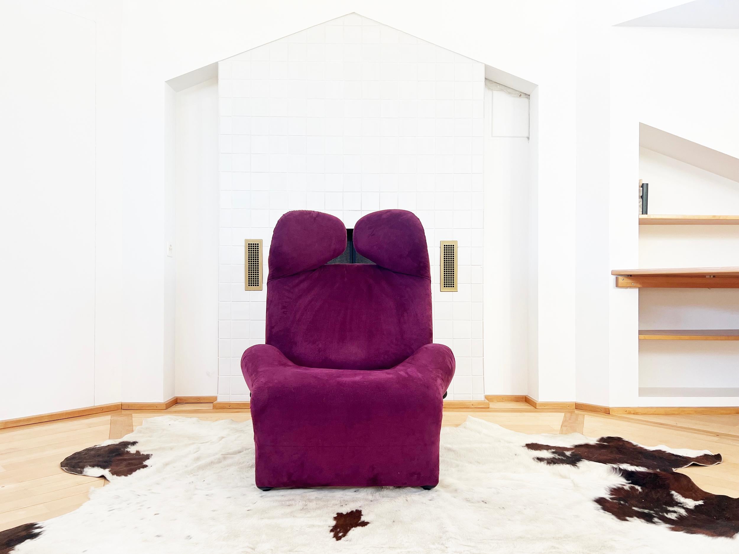 Fantastic chaise longue 111 Wink by Toshiyuki Kita for Cassina, Italy 80s in the most perfect purple suede textile.

This is a majorly cool version of the Chaise Longue designed by Japanese designer Toshiyuki Kita for the prestigious Italian