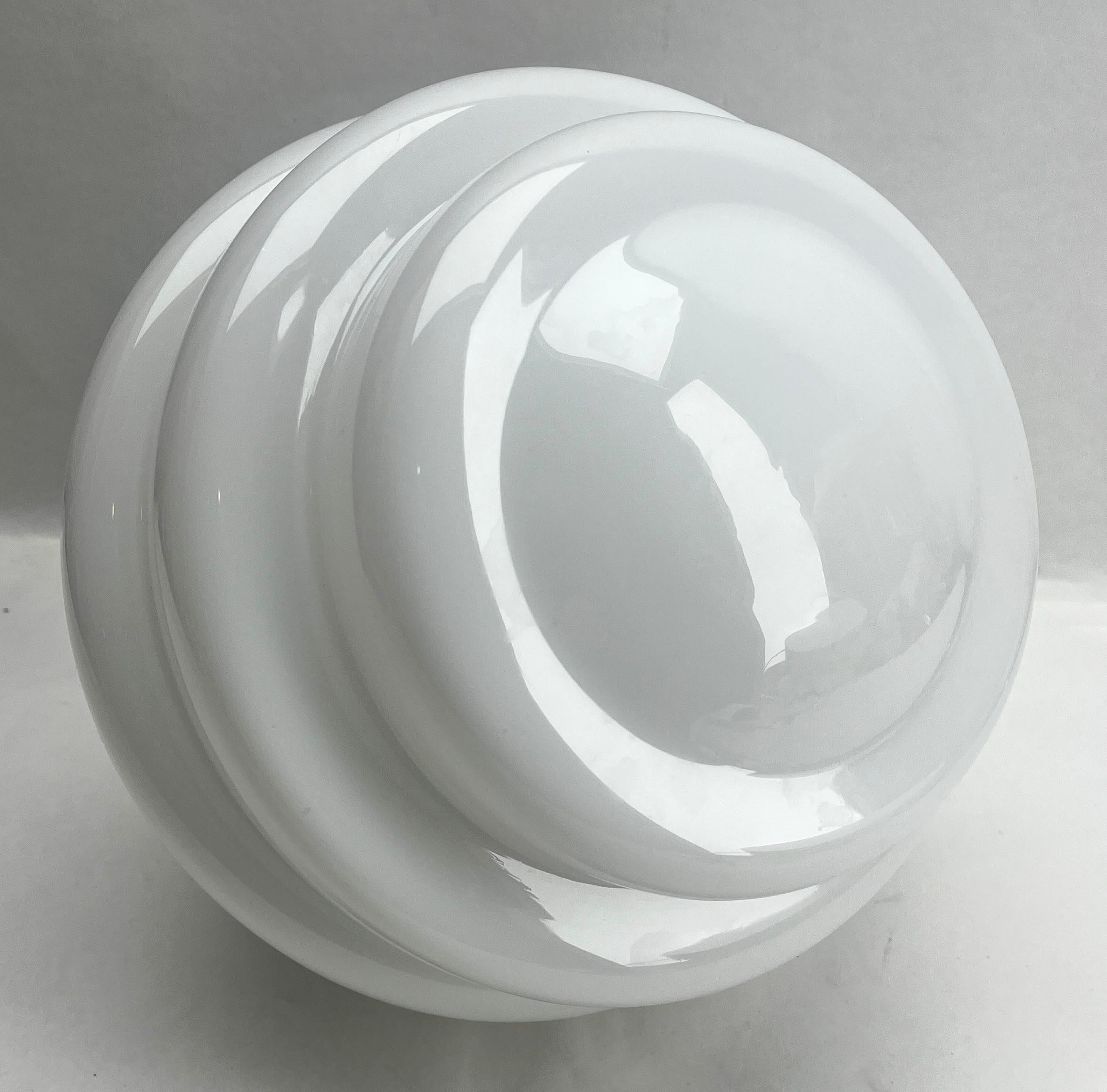 Lampe suspendue VDE Allemagne avec un abat-jour opalin et des fixations chromées, années 1950 en vente 2