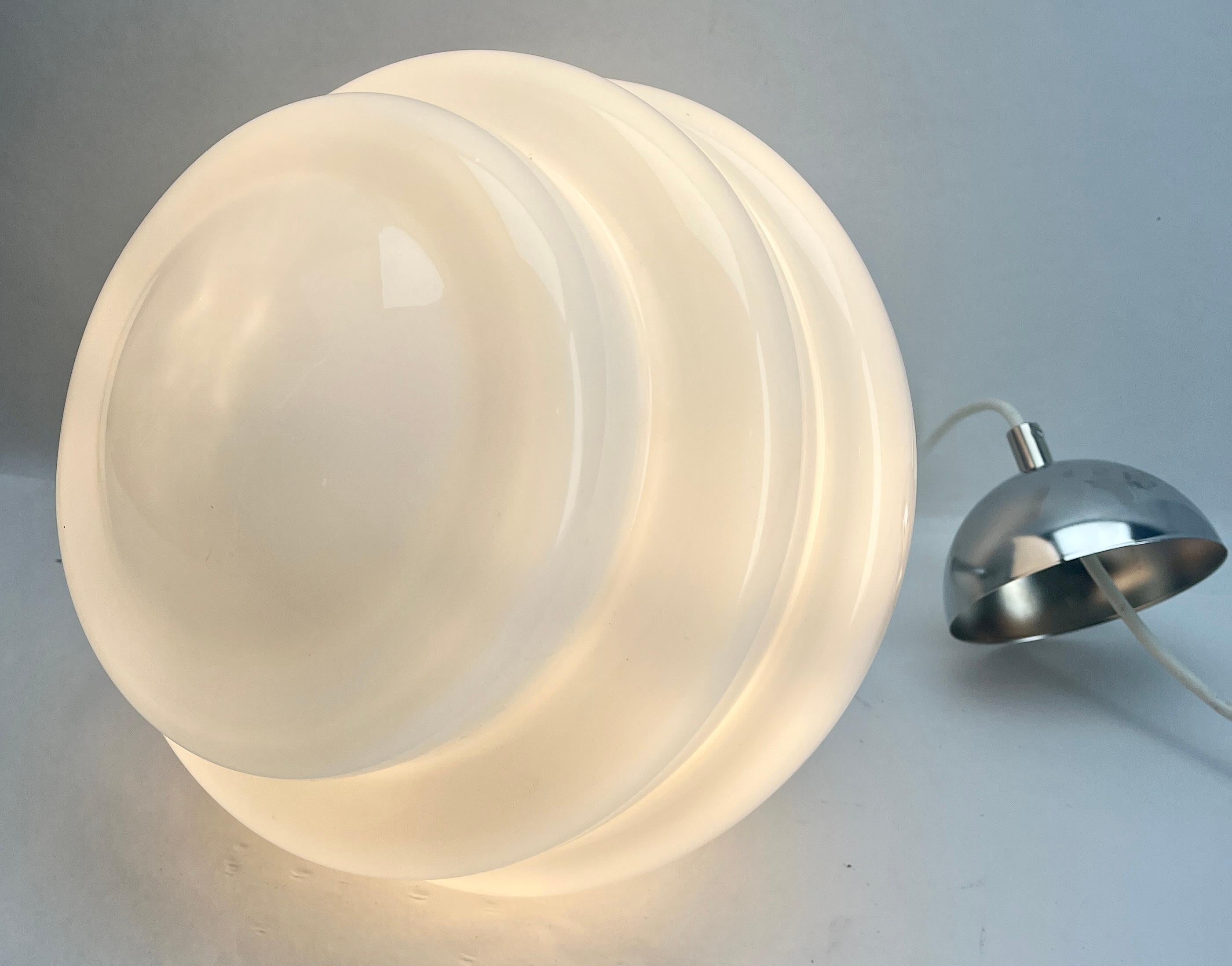 Lampe suspendue VDE Allemagne avec un abat-jour opalin et des fixations chromées, années 1950 en vente 3