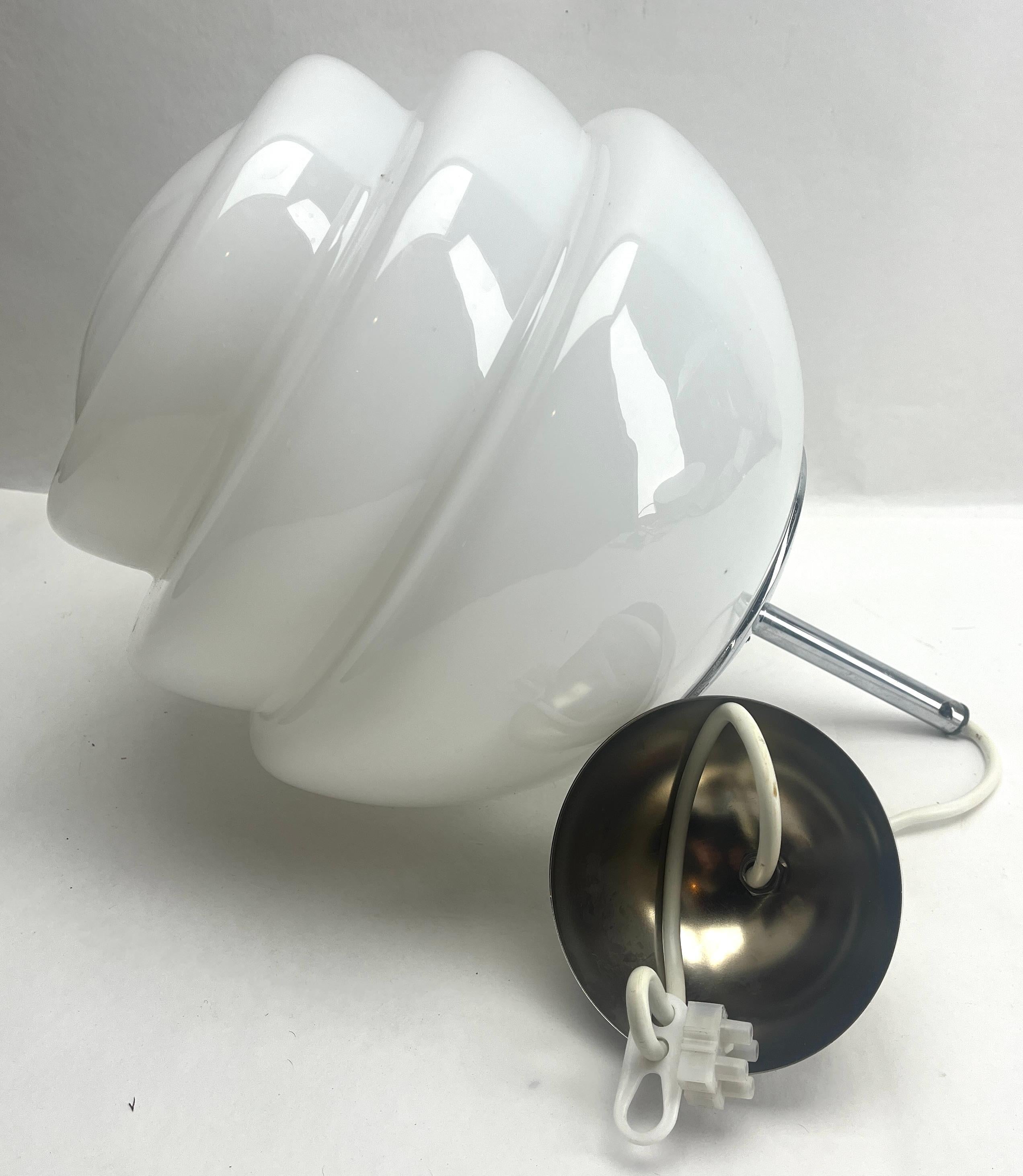 Lampe suspendue VDE Allemagne avec un abat-jour opalin et des fixations chromées, années 1950 en vente 4