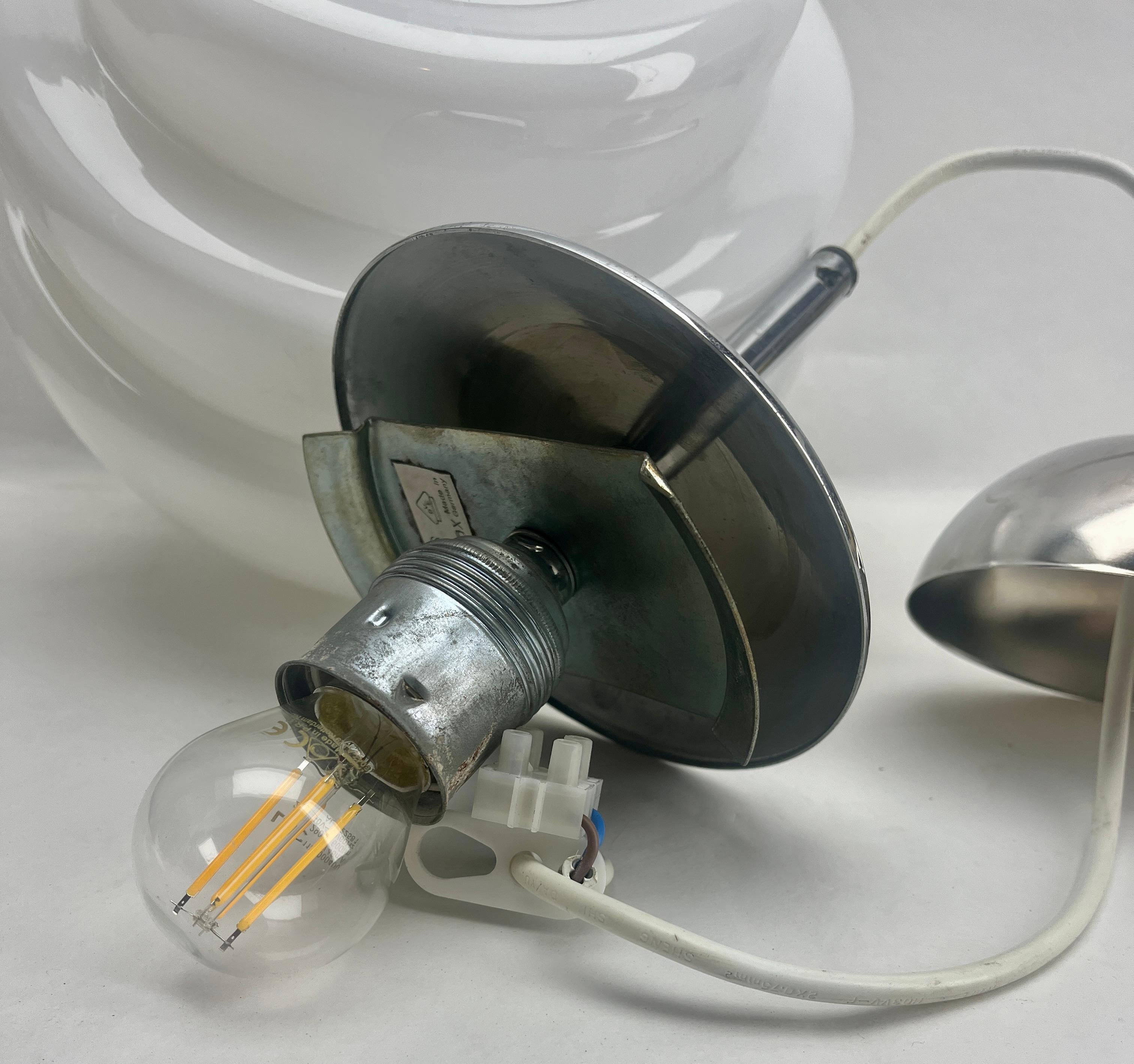Lampe suspendue VDE Allemagne avec un abat-jour opalin et des fixations chromées, années 1950 en vente 7
