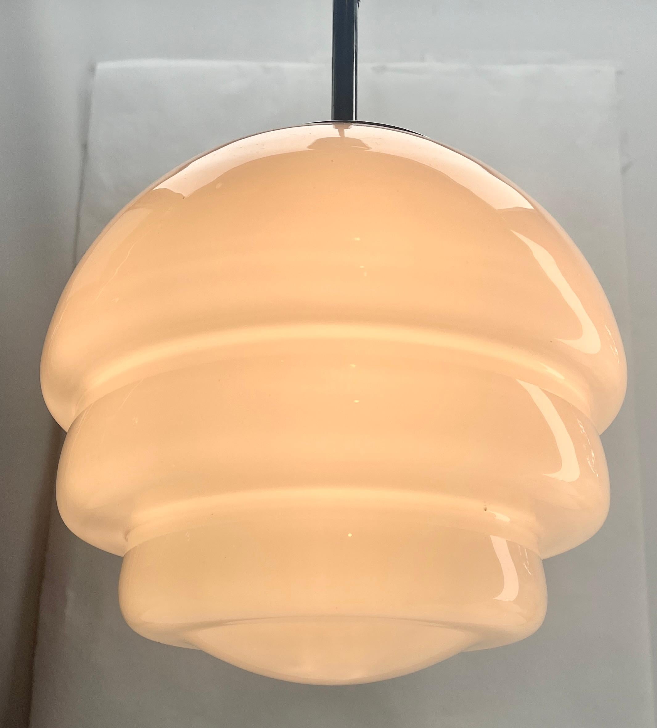 De  VDE Allemagne, cette lampe centrale est sur un câble Adjustbel. 65 cm
La lampe est dotée d'une armature sur une plaque en chrome massif et d'un abat-jour en verre opalin.
Taille Schade : 24 cm de diamètre. / Hauteur 21 cm

Nous nous ferons un