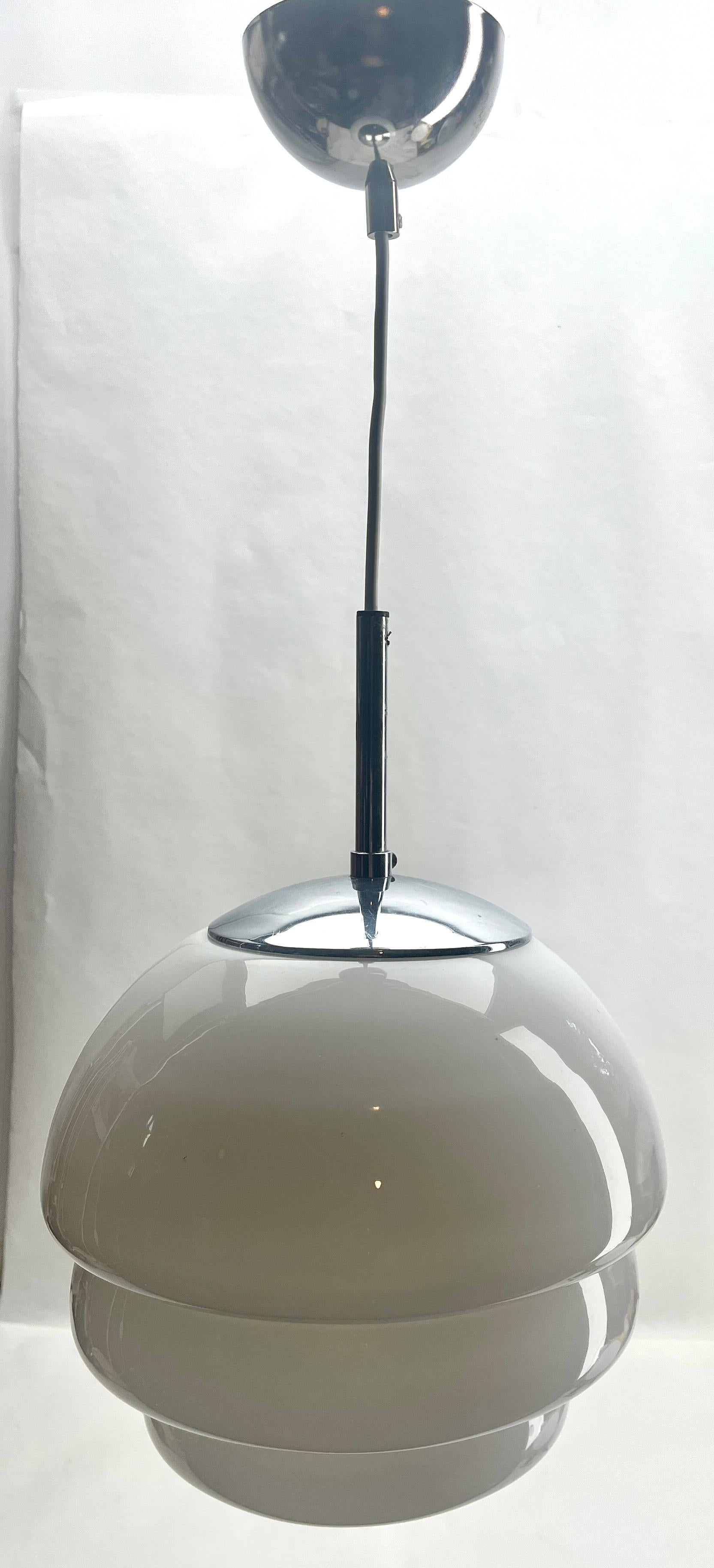 Art déco Lampe suspendue VDE Allemagne avec un abat-jour opalin et des fixations chromées, années 1950 en vente