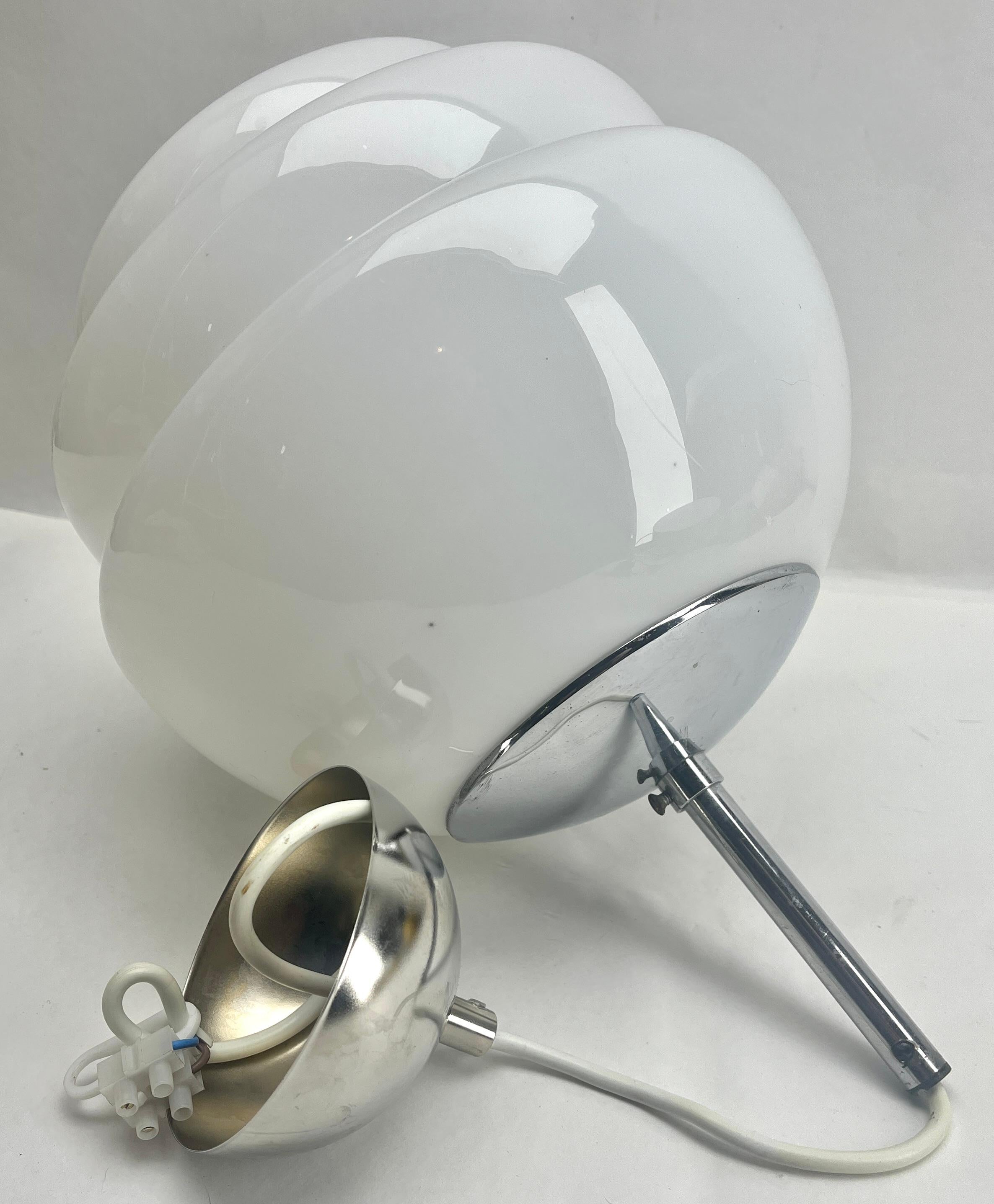Allemand Lampe suspendue VDE Allemagne avec un abat-jour opalin et des fixations chromées, années 1950 en vente