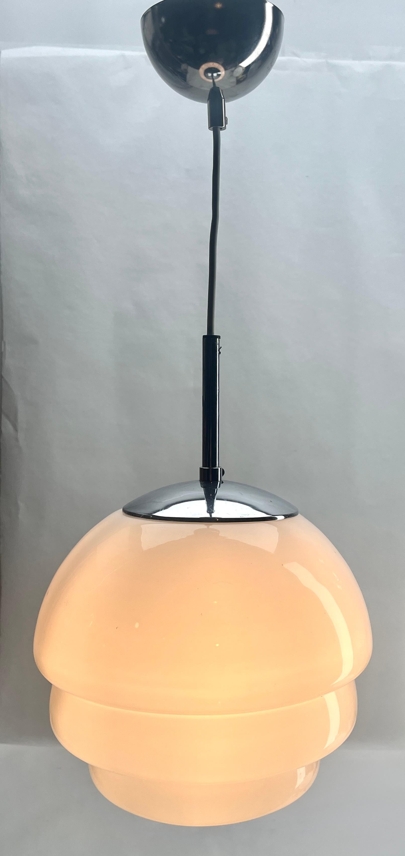 Fait main Lampe suspendue VDE Allemagne avec un abat-jour opalin et des fixations chromées, années 1950 en vente