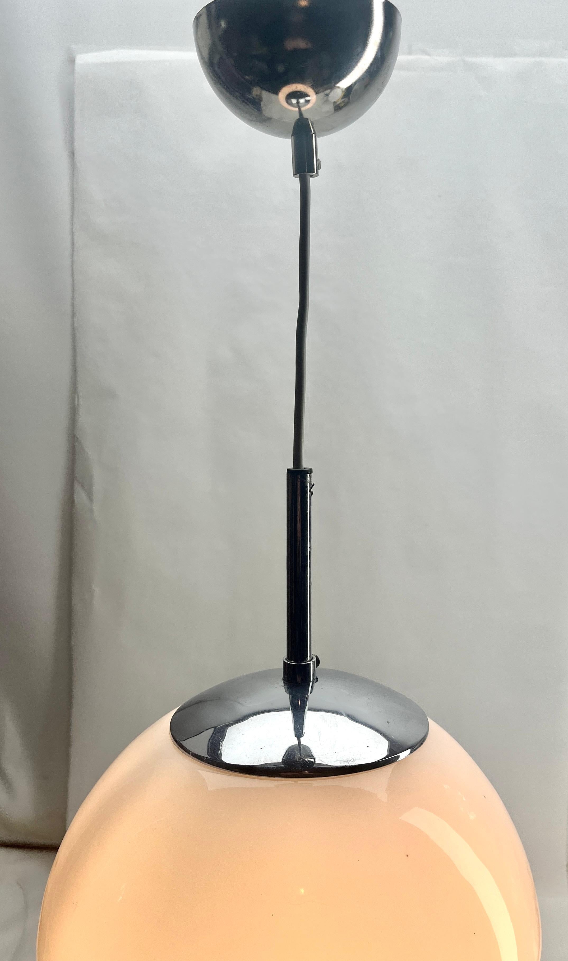 Lampe suspendue VDE Allemagne avec un abat-jour opalin et des fixations chromées, années 1950 Bon état - En vente à Verviers, BE