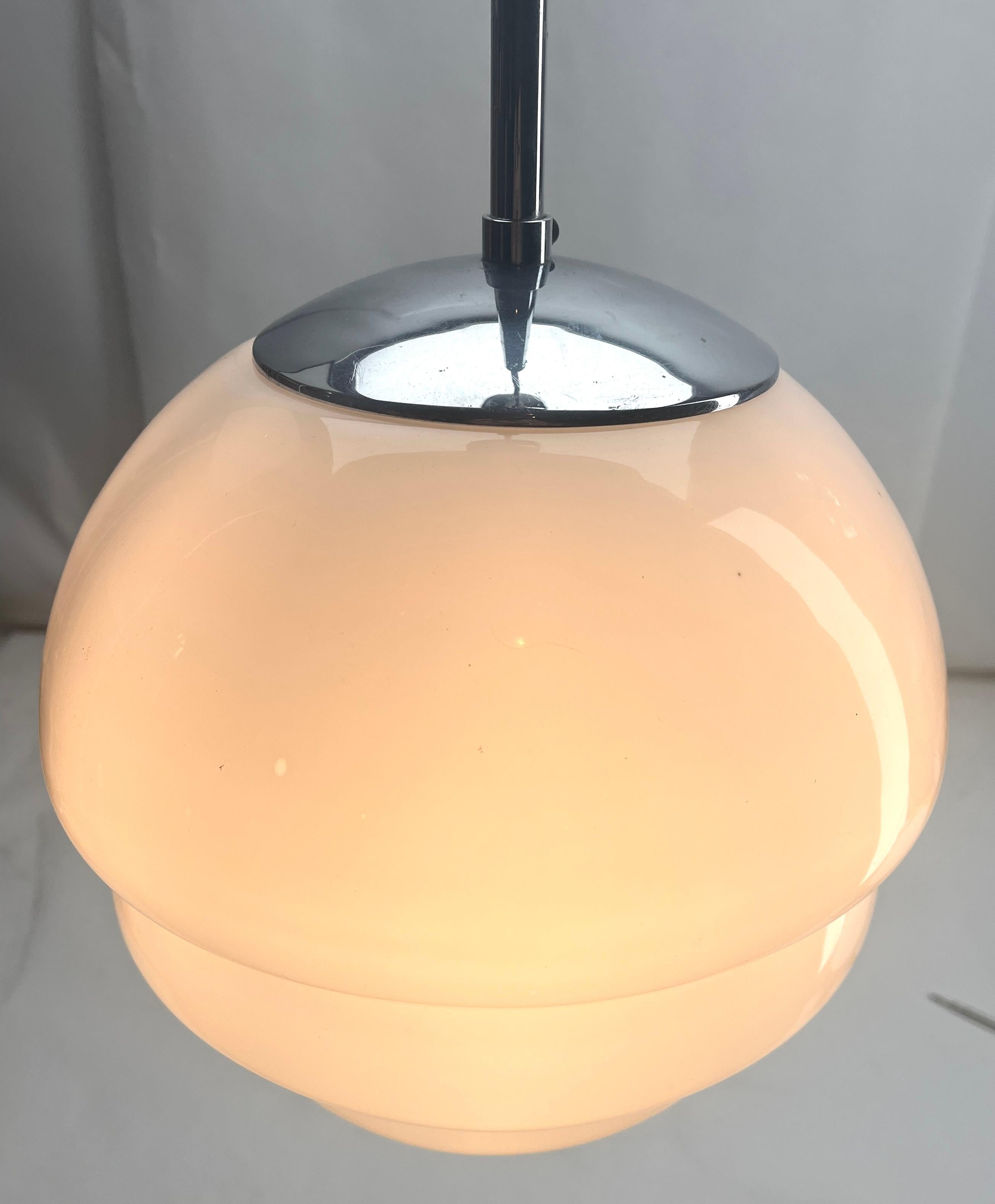 Milieu du XXe siècle Lampe suspendue VDE Allemagne avec un abat-jour opalin et des fixations chromées, années 1950 en vente